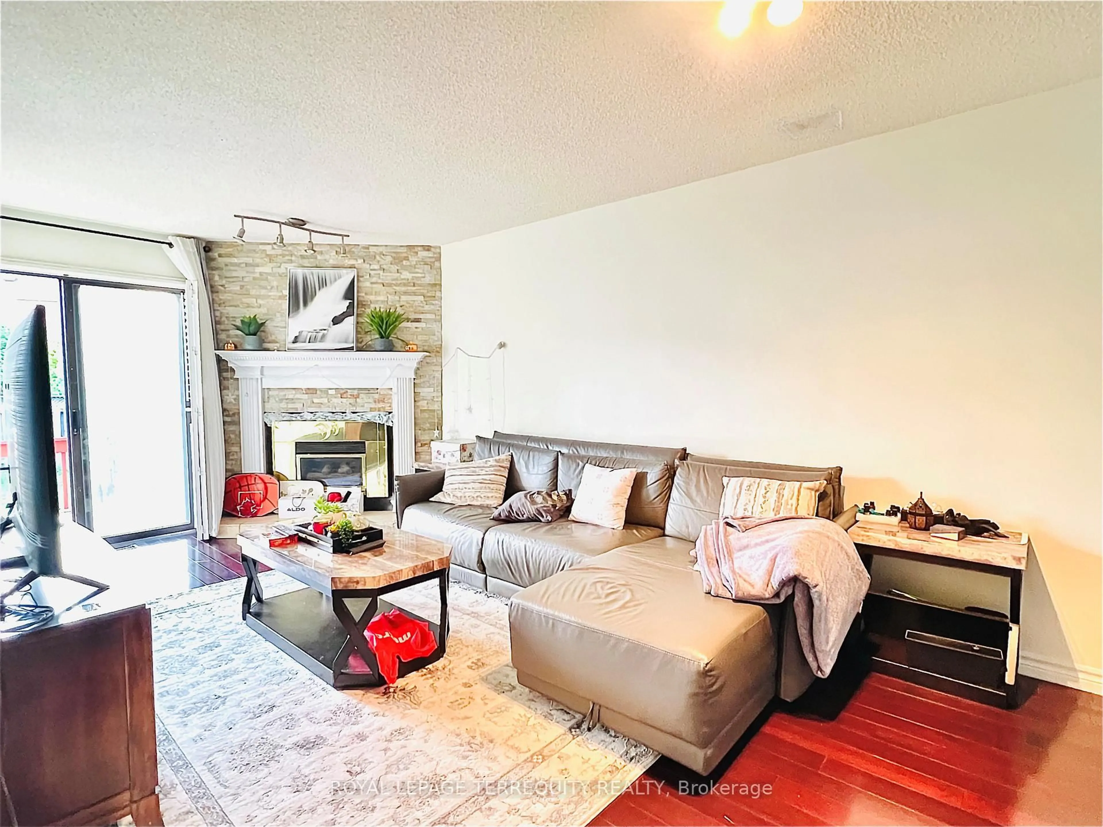 Living room with furniture, unknown for 531 Loretta Crt, Mississauga Ontario L5B 3S2