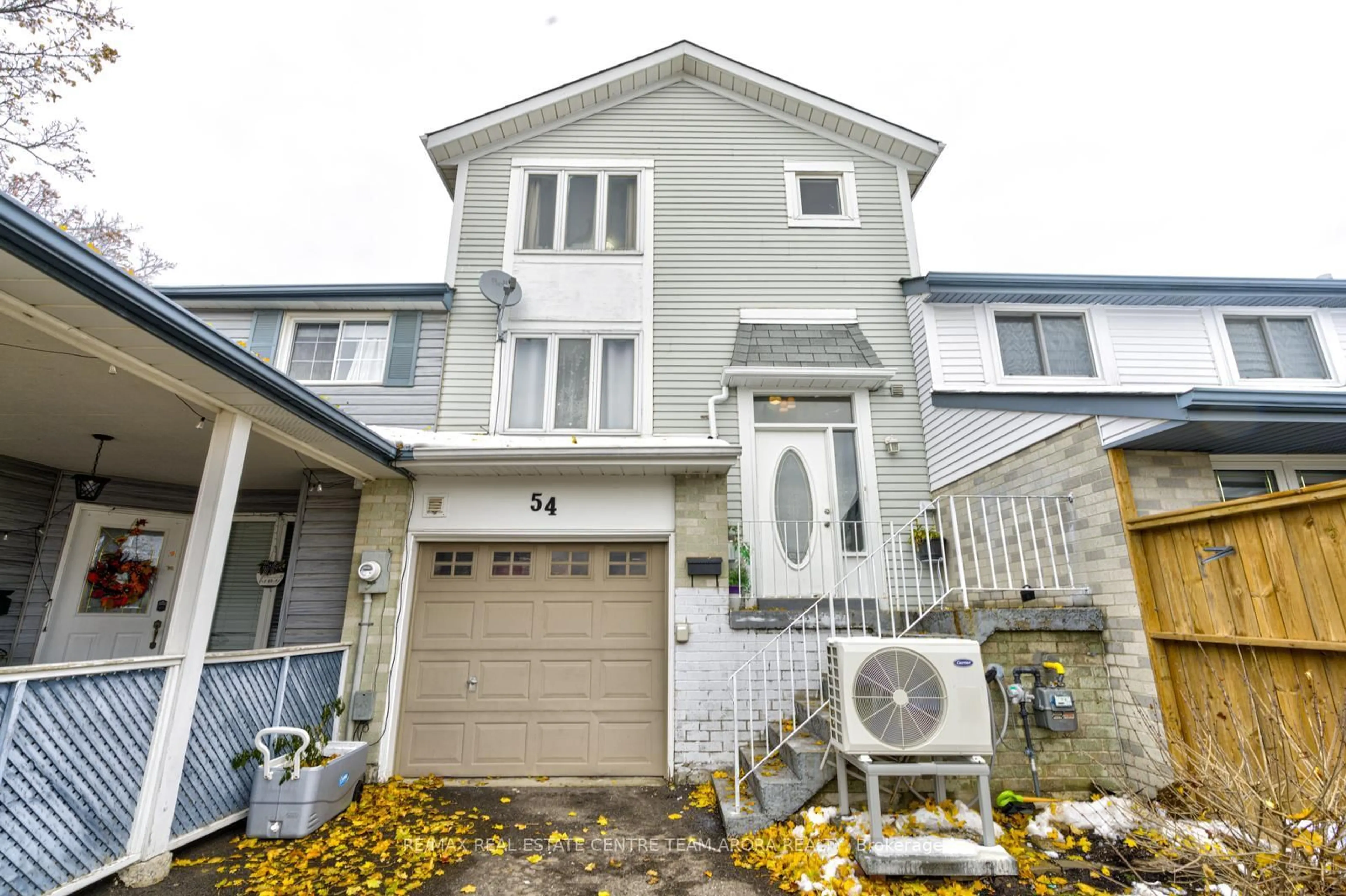 Home with vinyl exterior material, street for 54 Nottawasaga Cres, Brampton Ontario L6Z 1B9