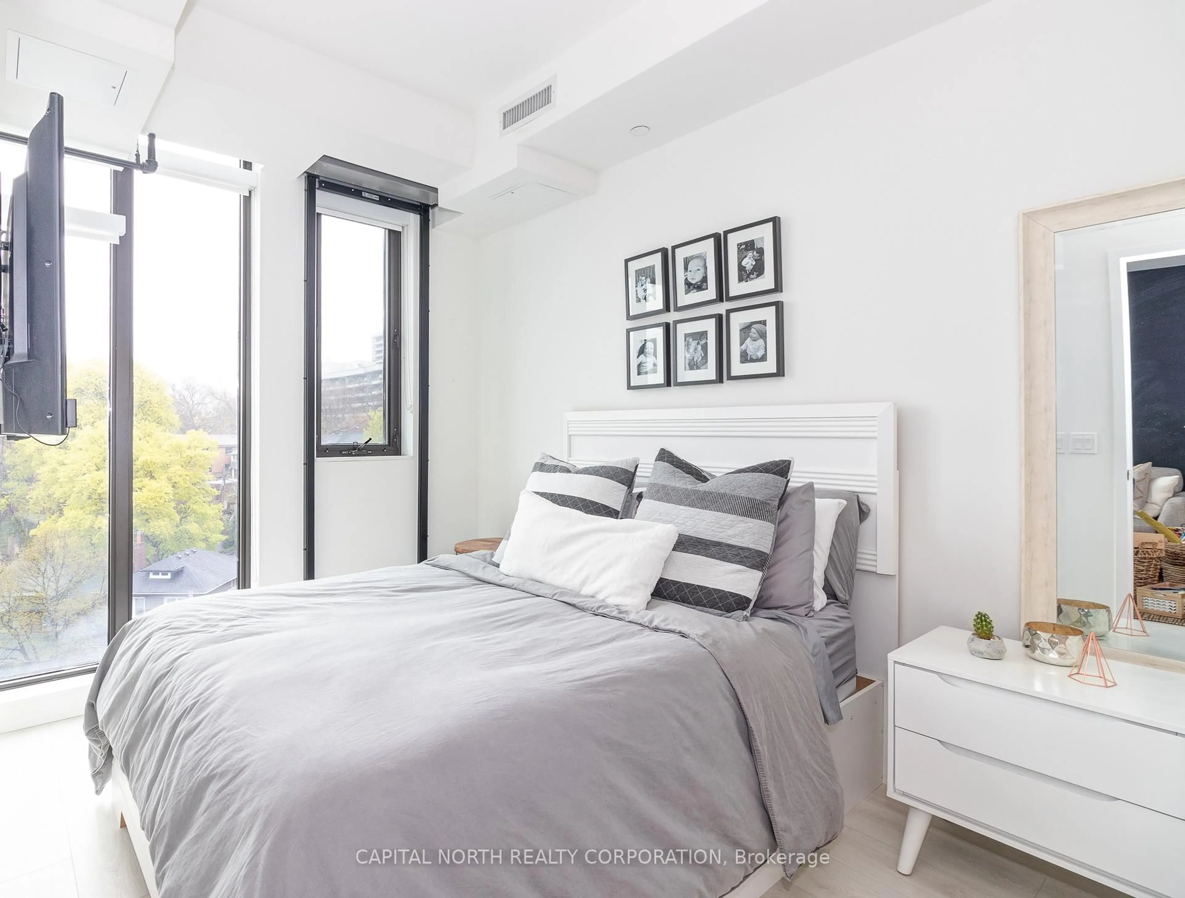 Bedroom with bed, unknown for 1990 Bloor St #605, Toronto Ontario M6P 0B6