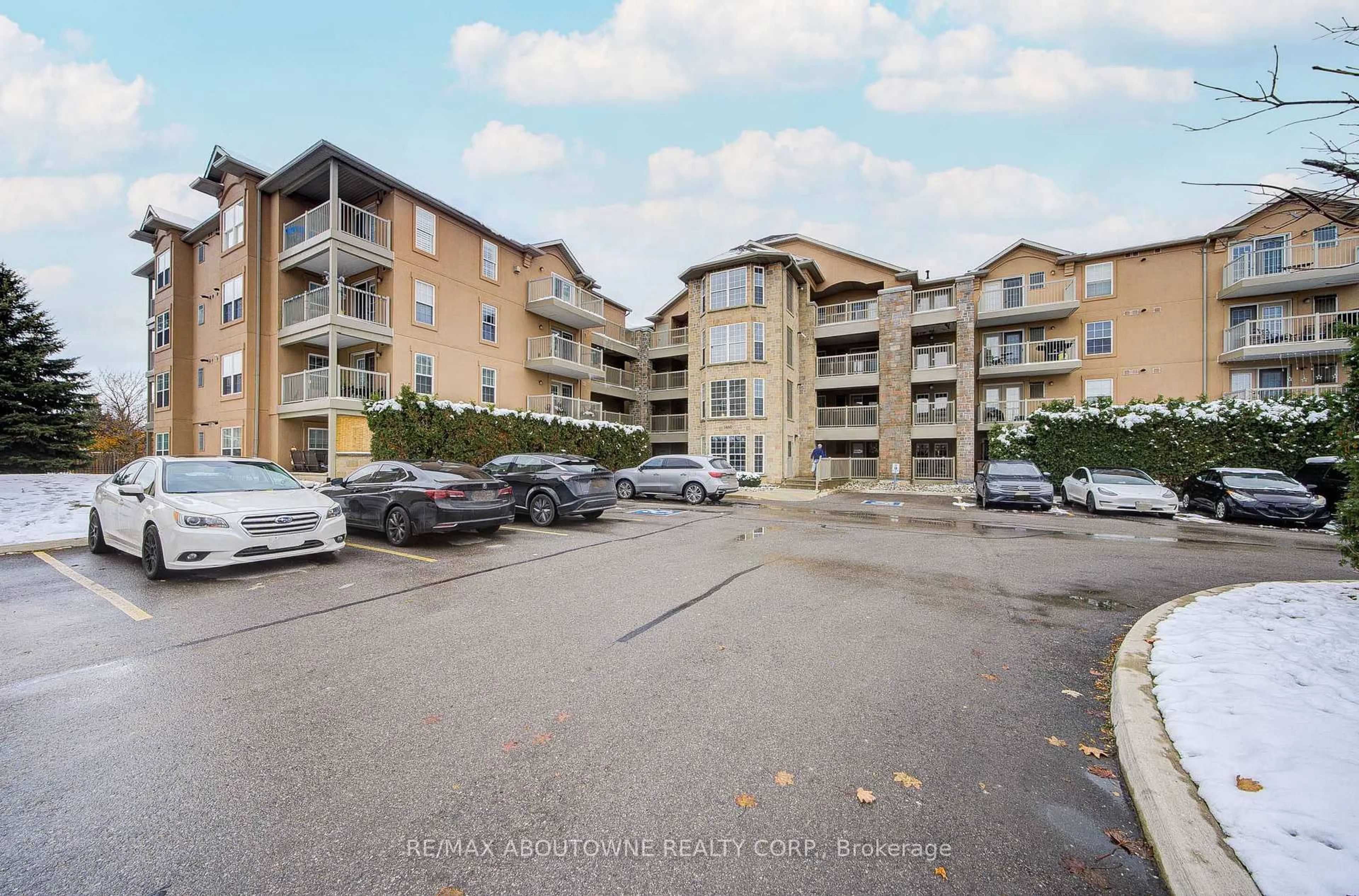 A pic from outside/outdoor area/front of a property/back of a property/a pic from drone, building for 1460 Bishops Gate #314, Oakville Ontario L6M 4N5
