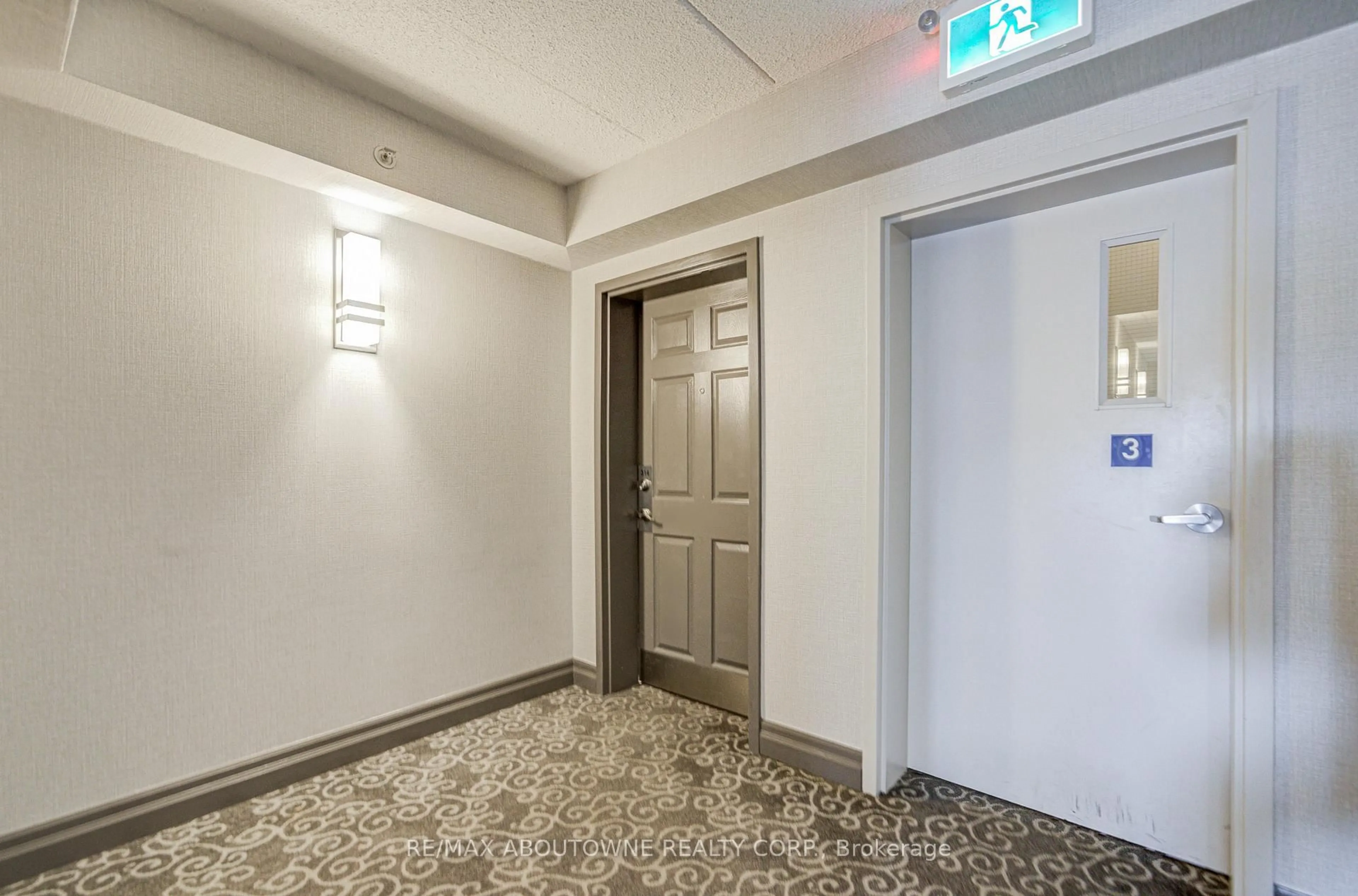 Indoor foyer for 1460 Bishops Gate #314, Oakville Ontario L6M 4N5