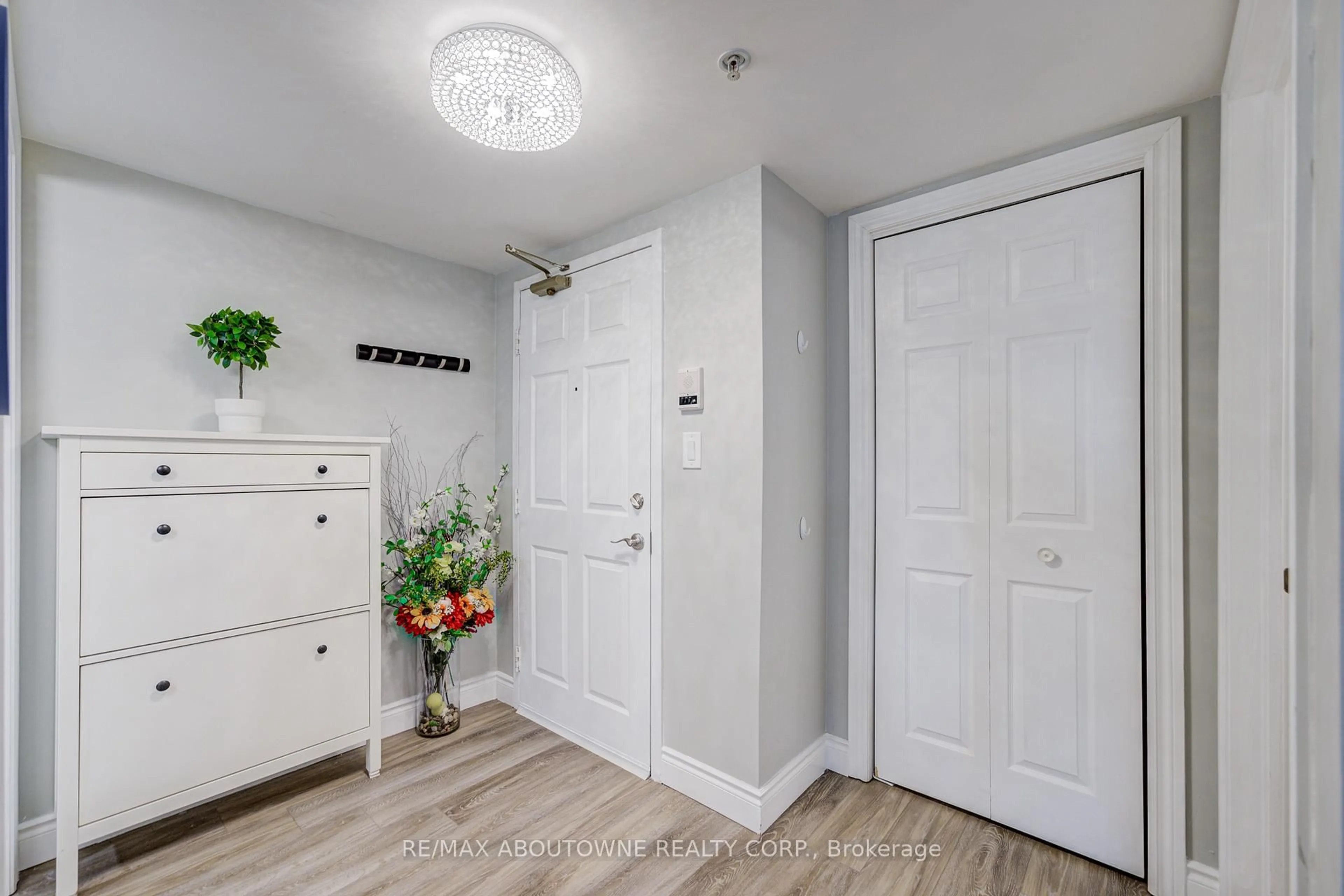 Indoor entryway for 1460 Bishops Gate #314, Oakville Ontario L6M 4N5