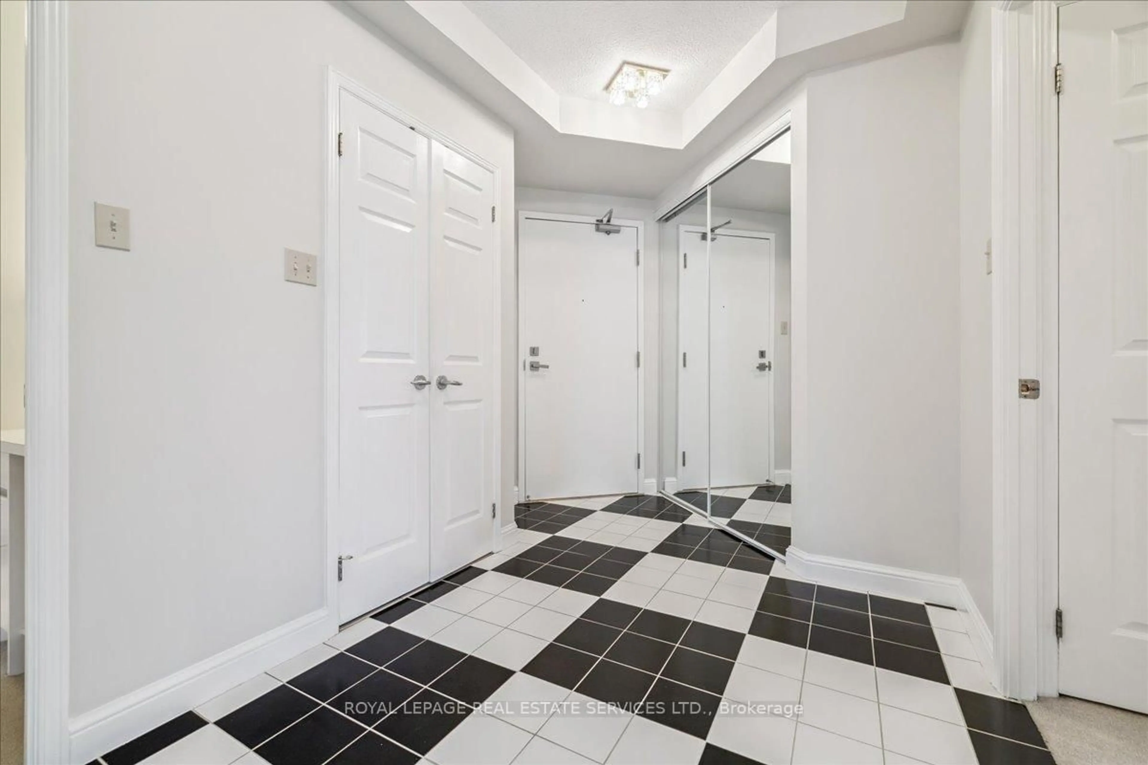 Indoor entryway for 430 Pearl St #412, Burlington Ontario L7R 4J8