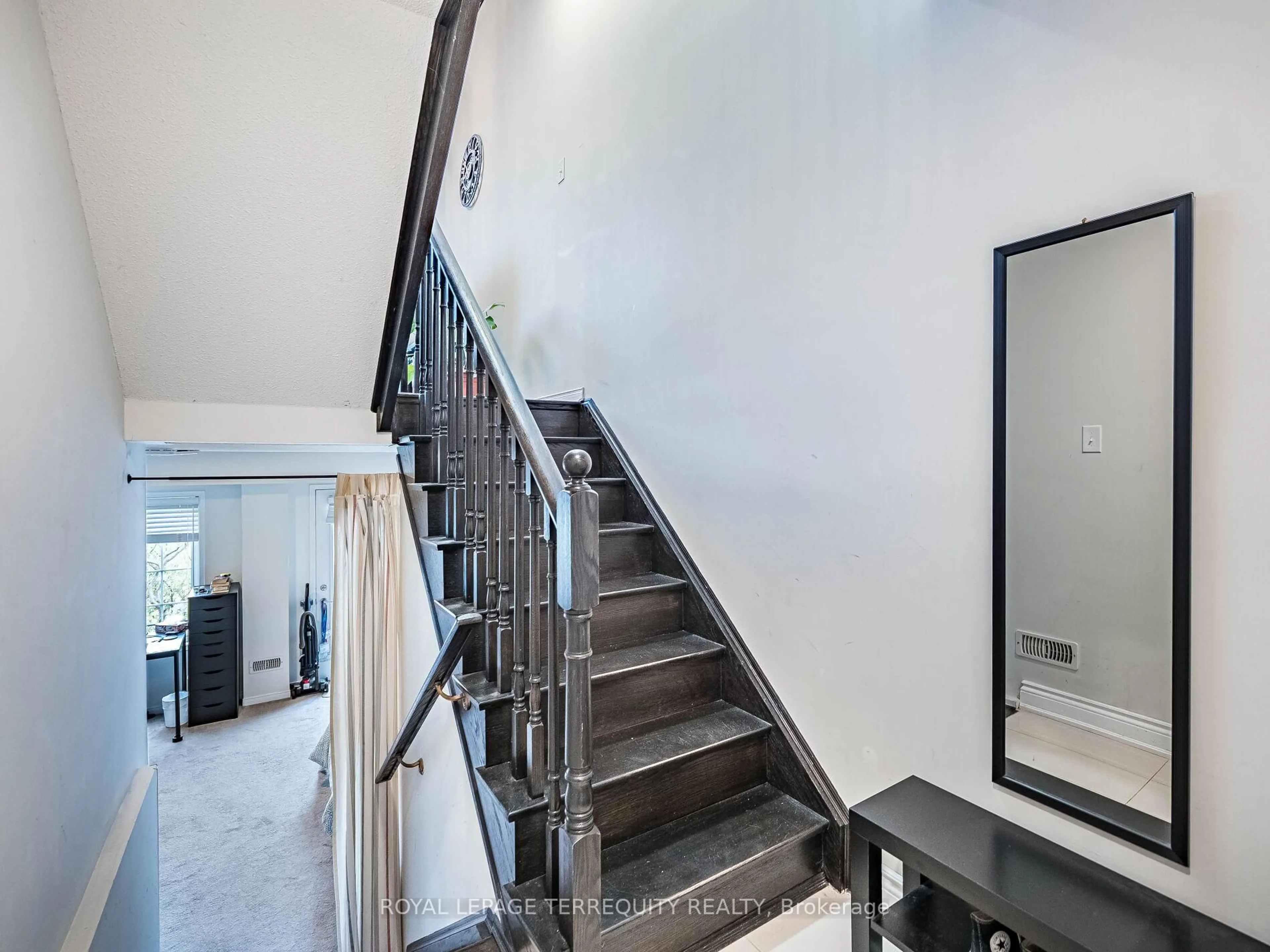 Indoor foyer for 2171 Fiddlers Way #39, Oakville Ontario L6M 0R9