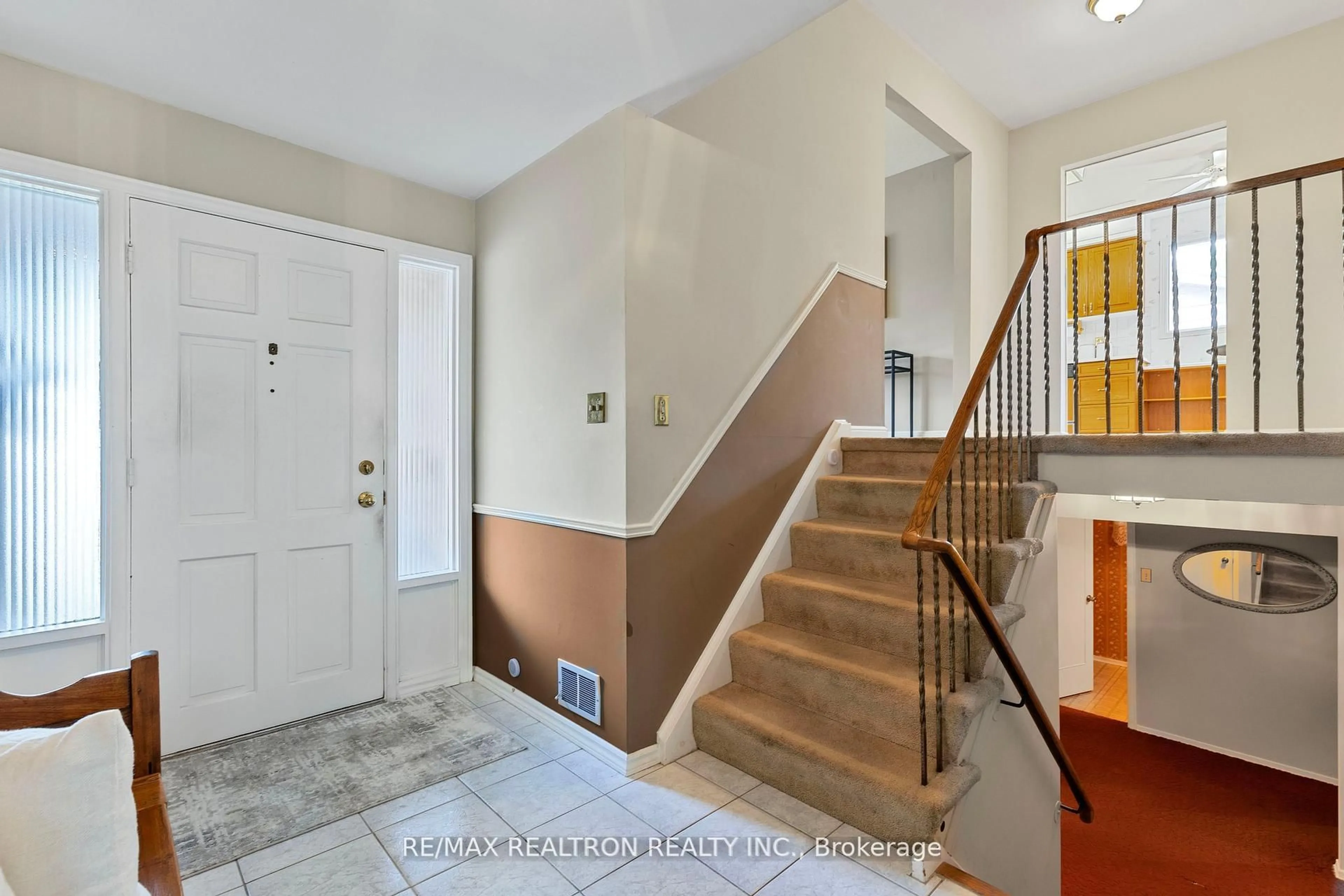 Indoor entryway for 5198 Broughton Cres, Burlington Ontario L7L 3B9