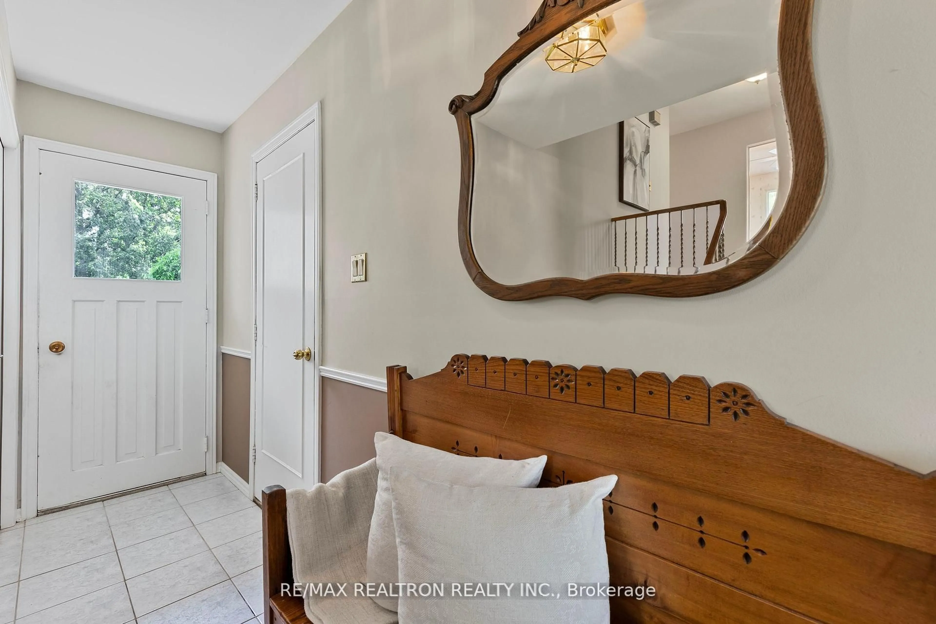 Indoor entryway for 5198 Broughton Cres, Burlington Ontario L7L 3B9