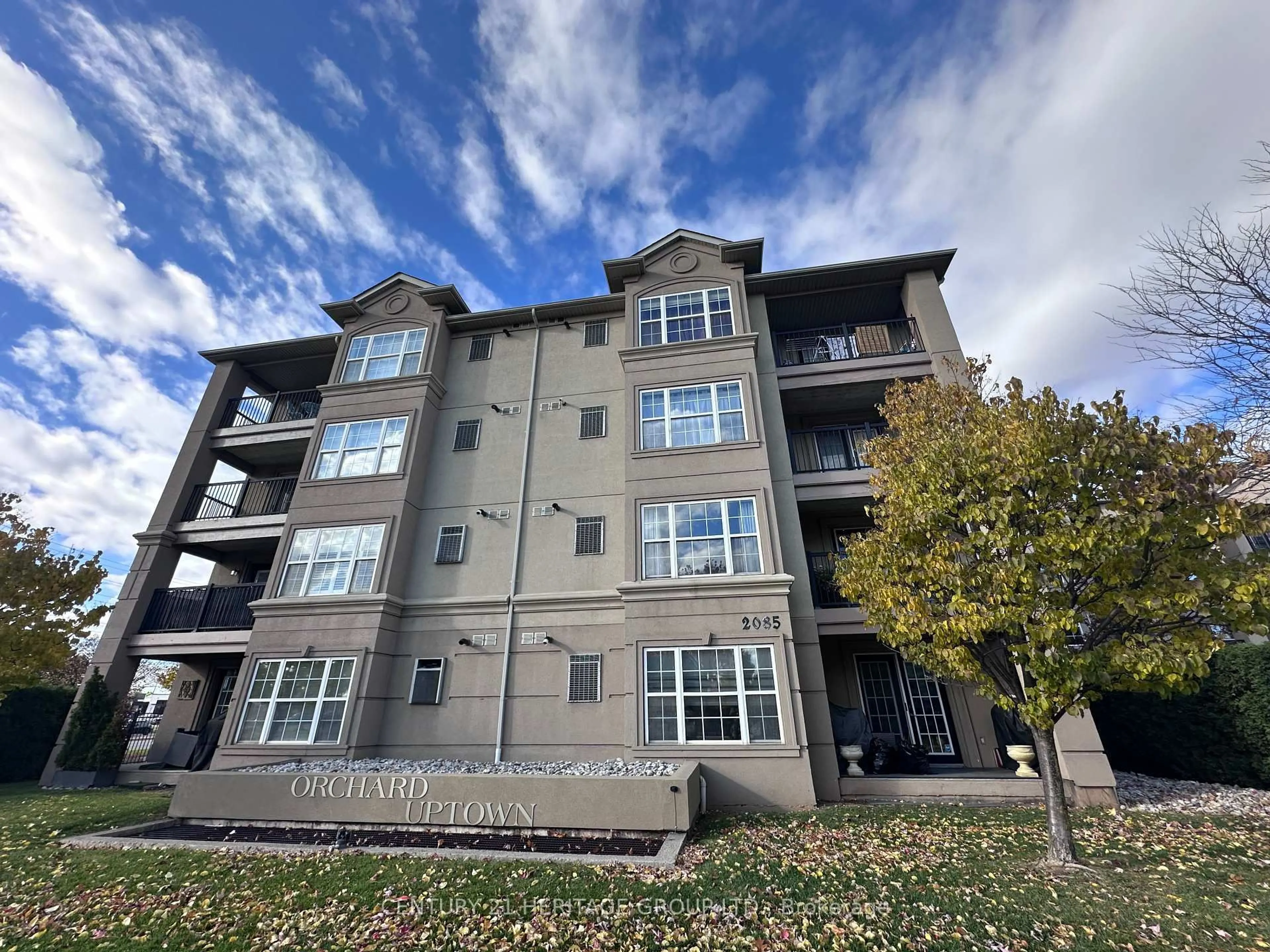 A pic from outside/outdoor area/front of a property/back of a property/a pic from drone, building for 2085 Appleby Line #312, Burlington Ontario L7L 7H4