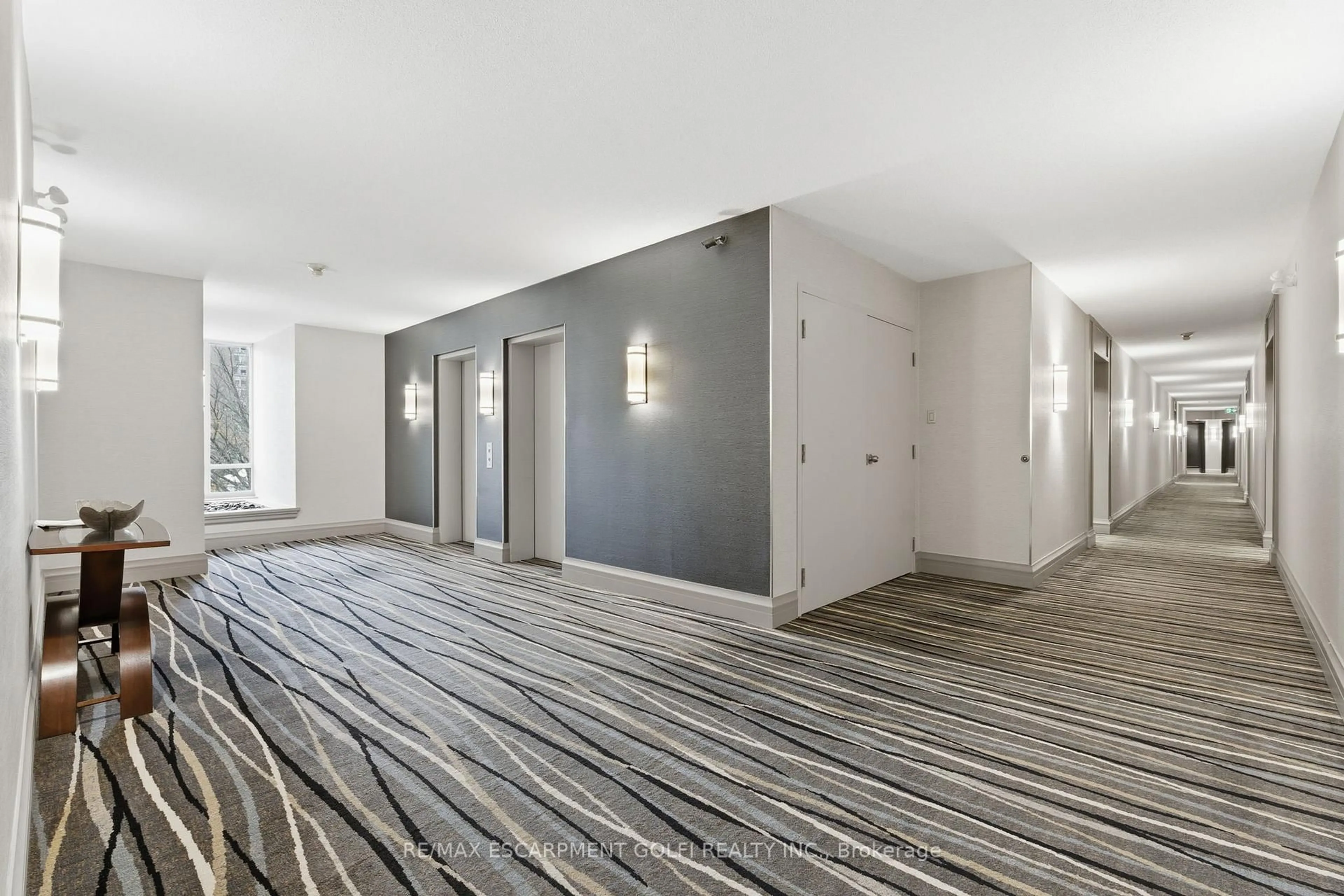 Indoor foyer for 430 Pearl St #403, Burlington Ontario L7R 4J8