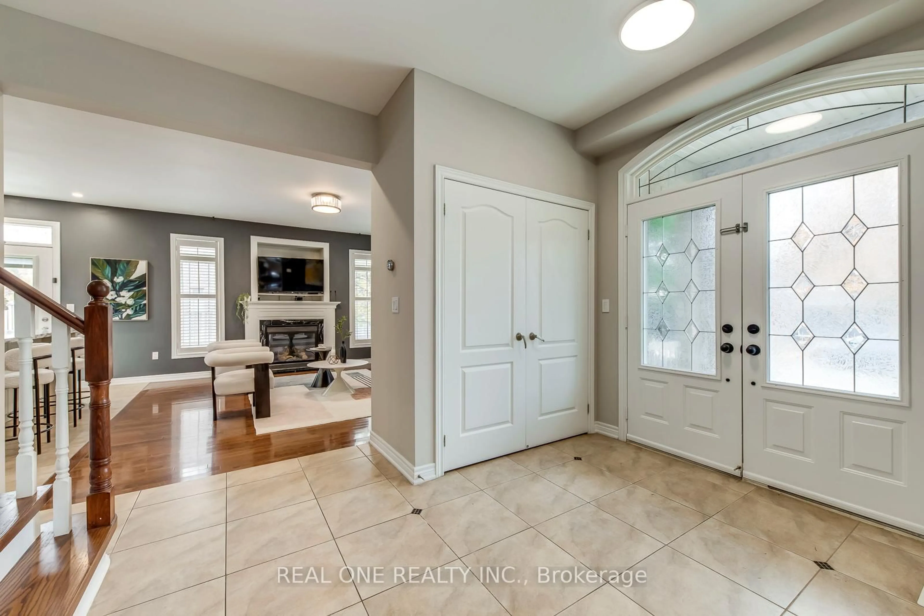 Indoor entryway for 1254 Jezero Cres, Oakville Ontario L6H 0B5