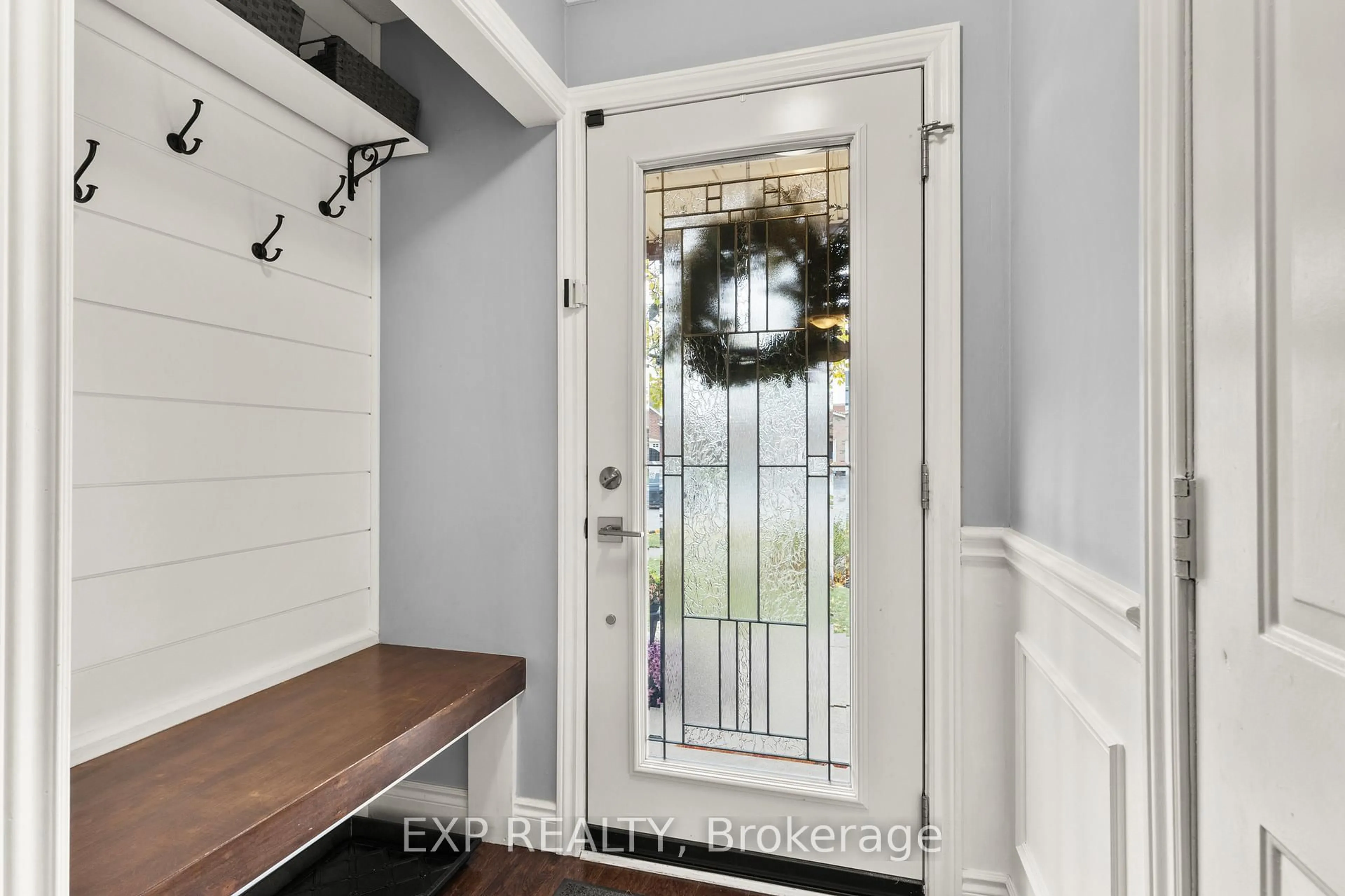 Indoor entryway for 2203 Hunt Cres, Burlington Ontario L7M 3E3
