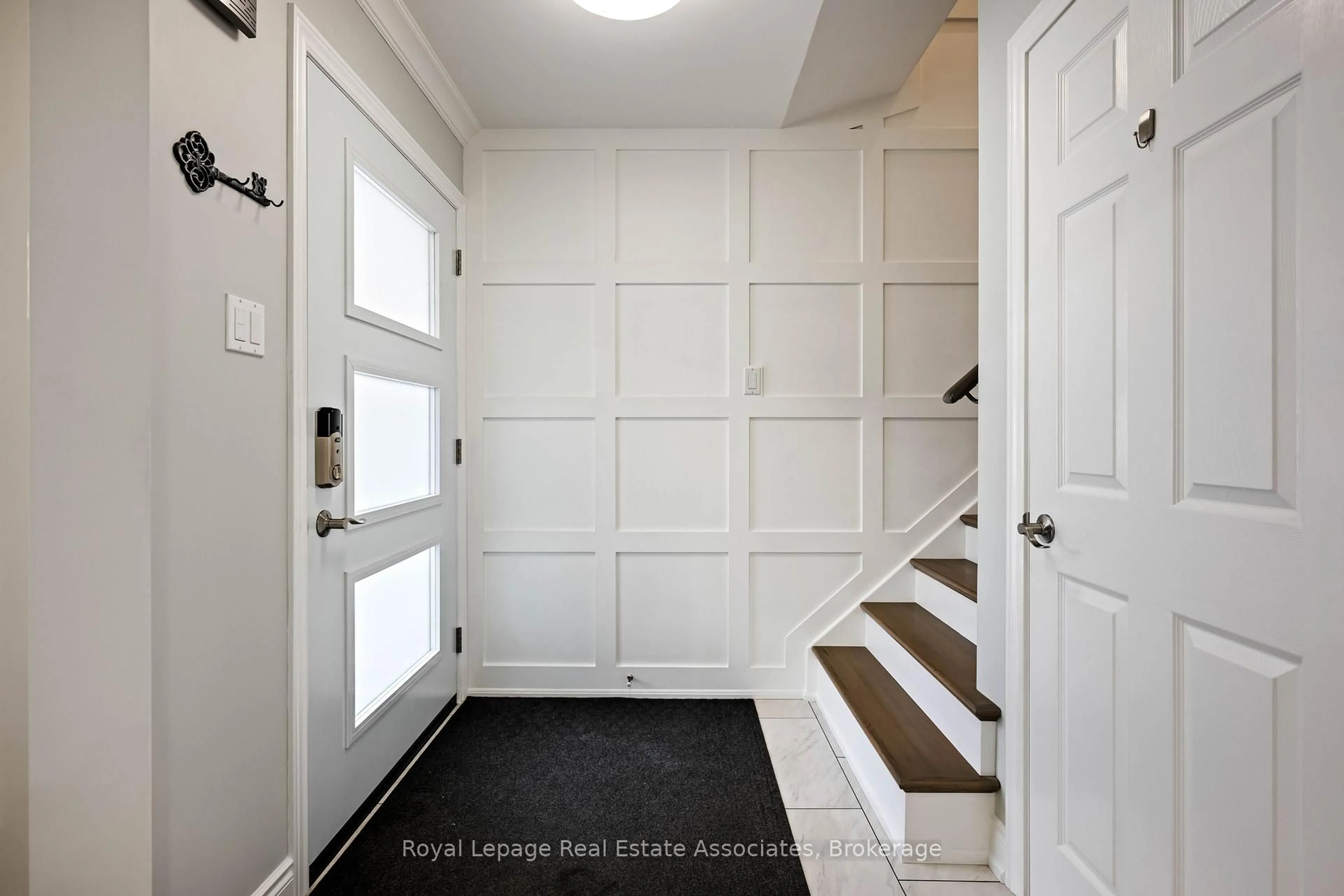 Indoor entryway for 51 Curry Cres, Halton Hills Ontario L7G 5T1