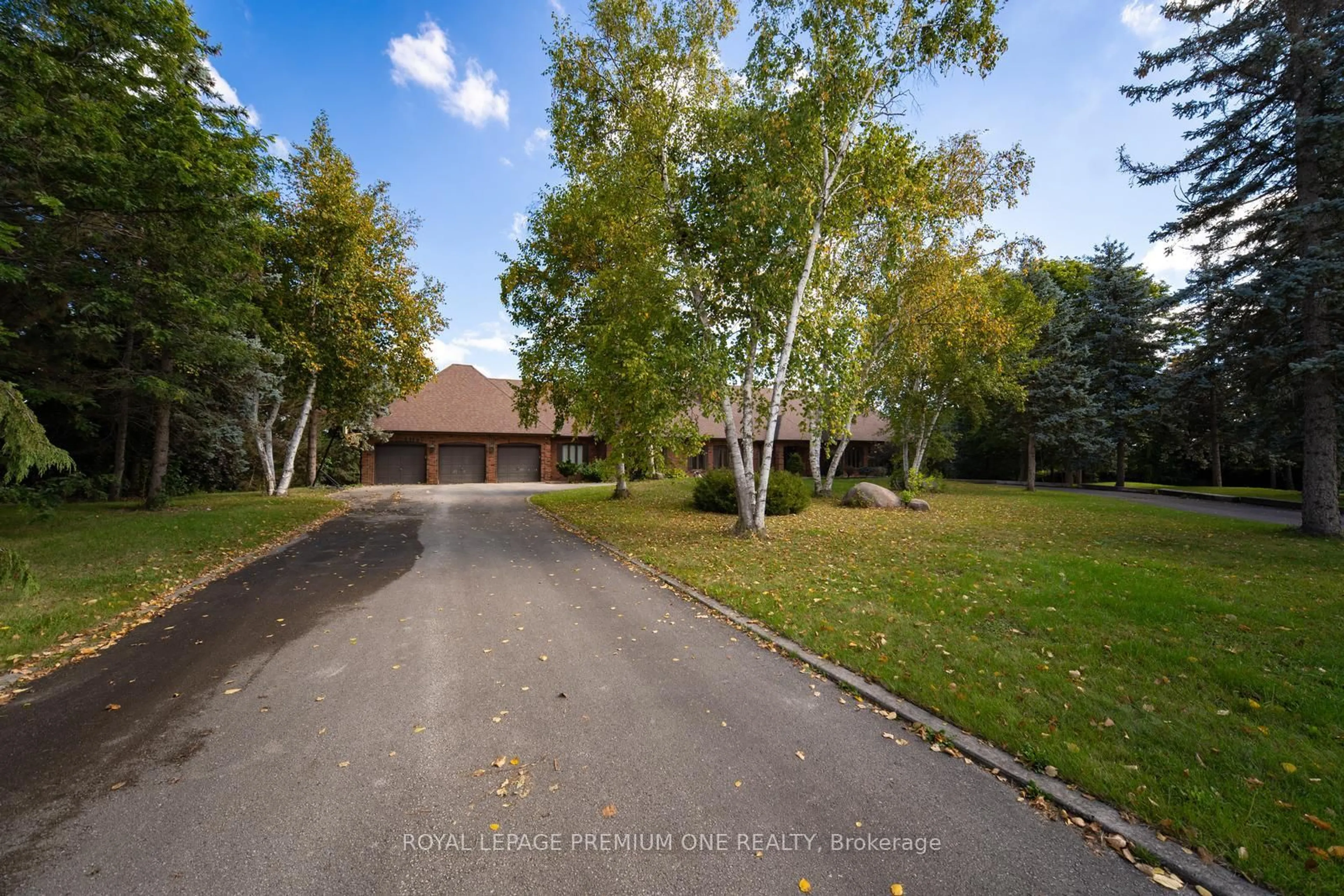 A pic from outside/outdoor area/front of a property/back of a property/a pic from drone, unknown for 8 Beamish Crt, Brampton Ontario L6P 0X8