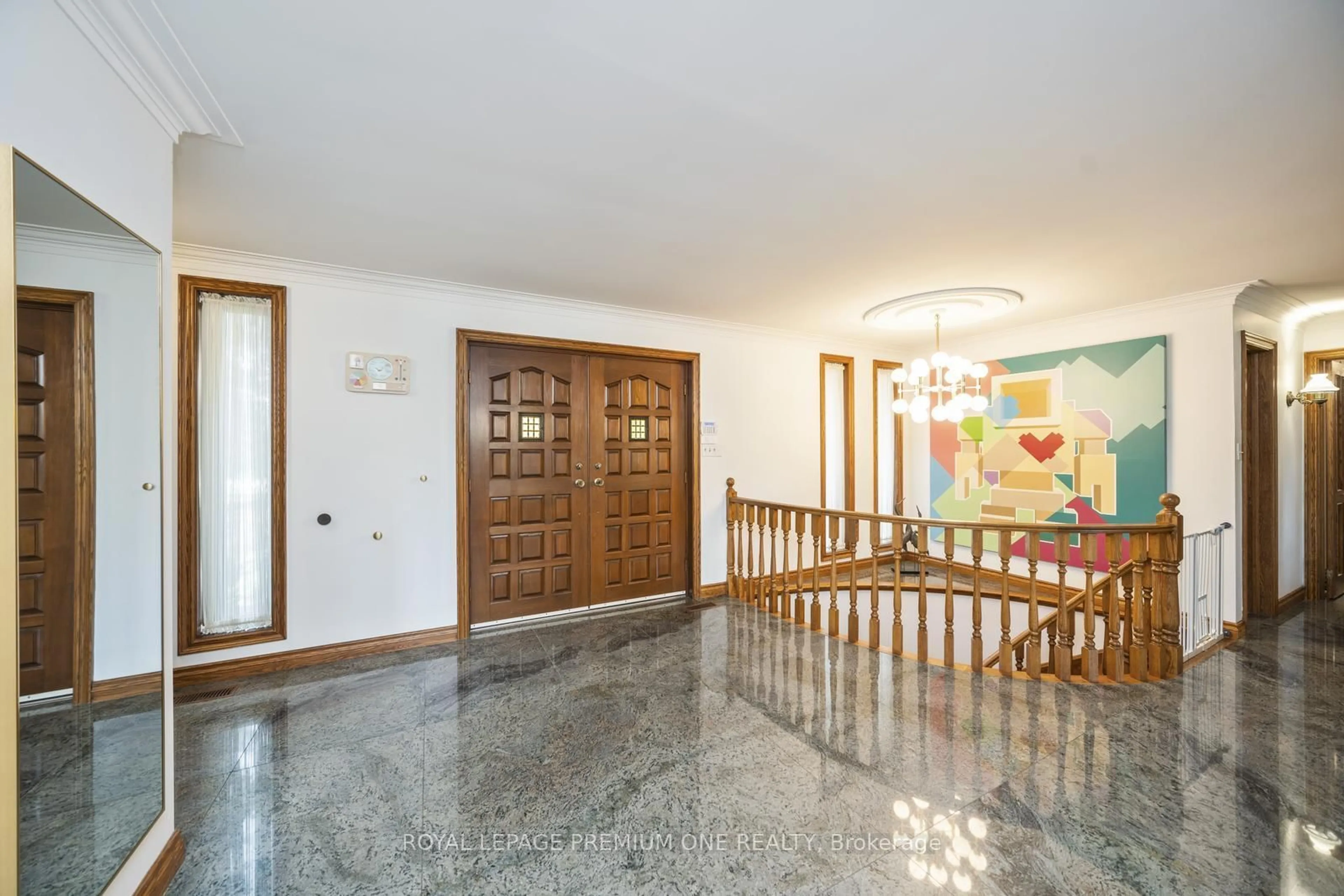 Indoor foyer for 8 Beamish Crt, Brampton Ontario L6P 0X8