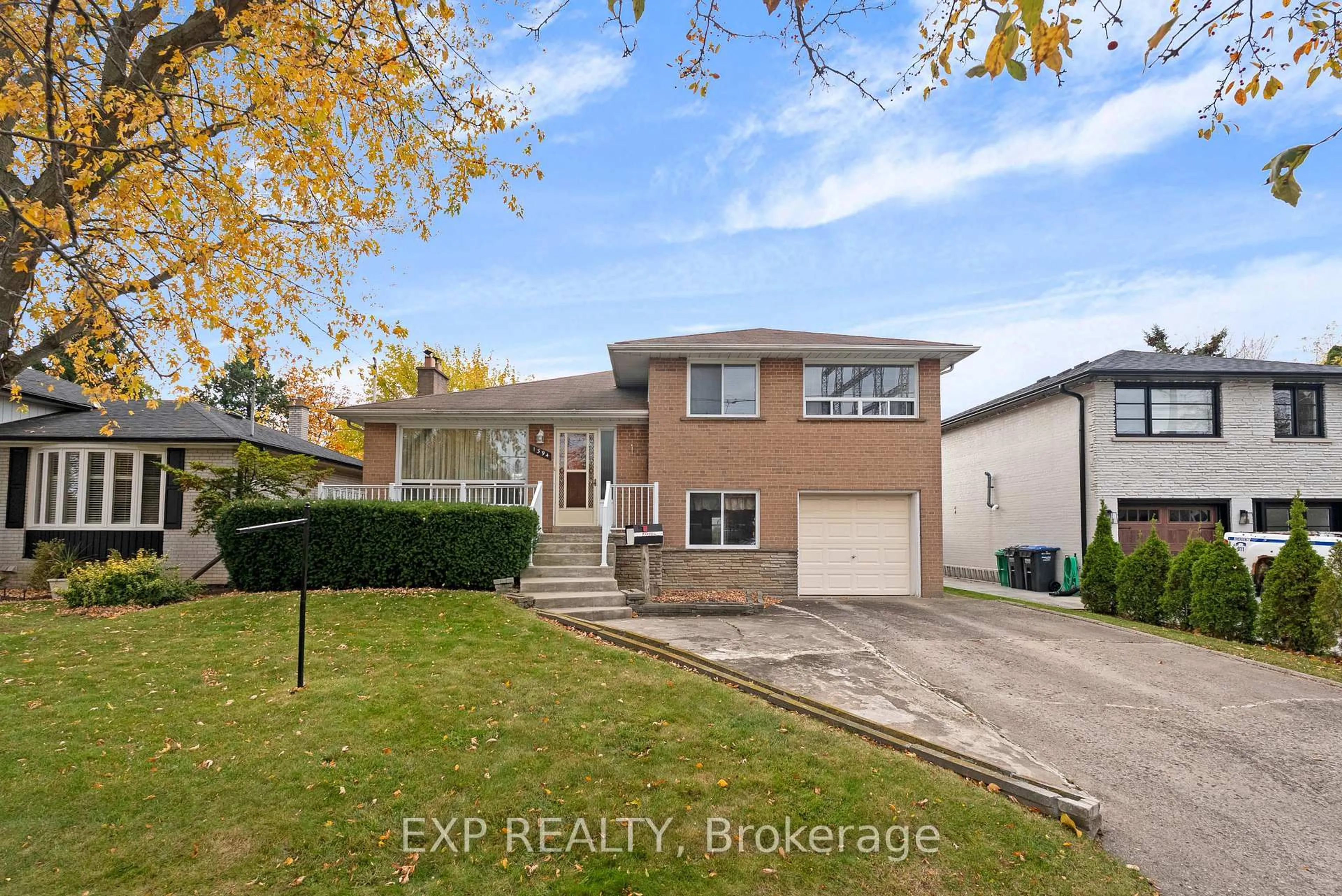 A pic from outside/outdoor area/front of a property/back of a property/a pic from drone, street for 1394 Strathy Ave, Mississauga Ontario L5E 2L3