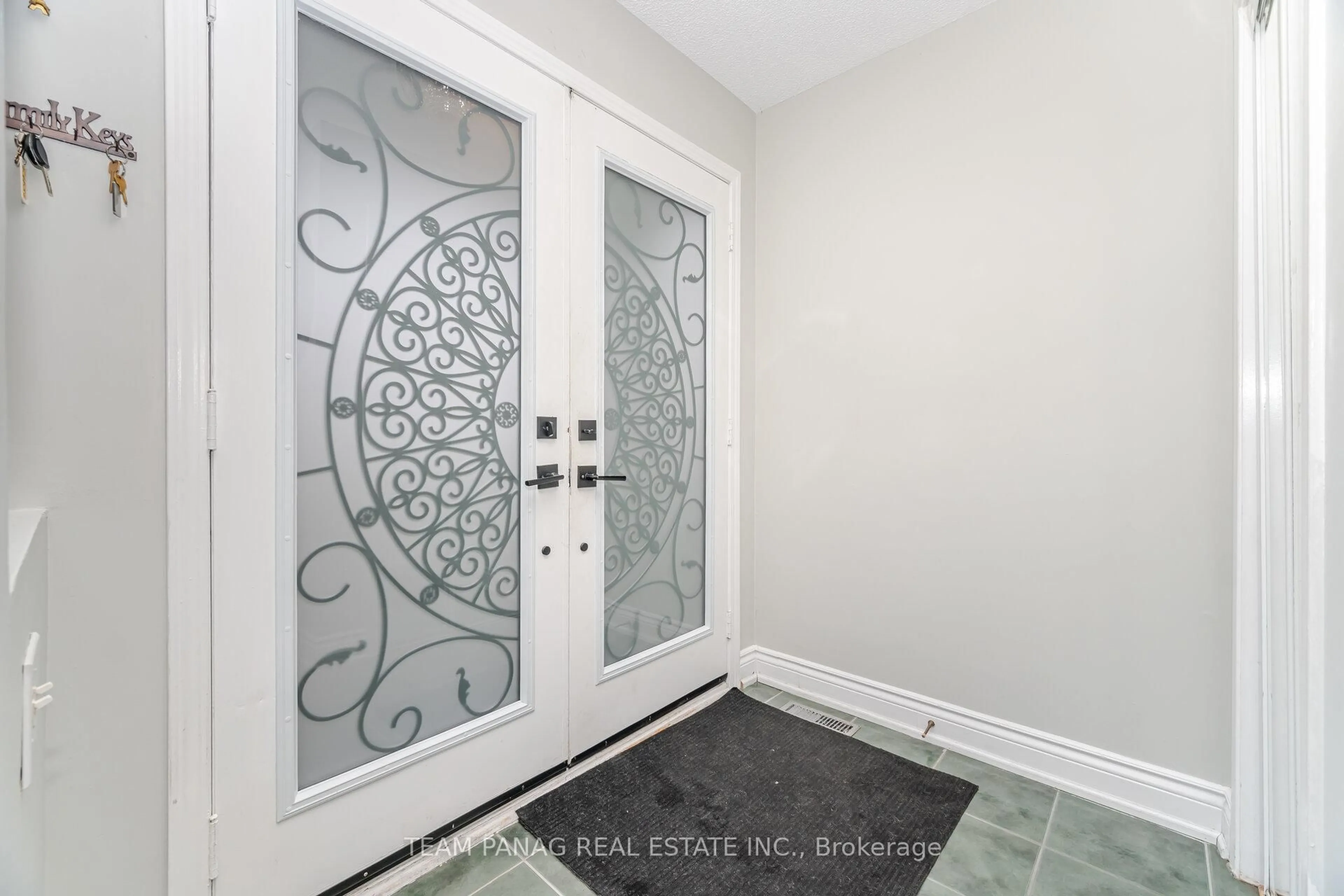 Indoor entryway for 19 Mount Fuji Cres, Brampton Ontario L6R 2L3
