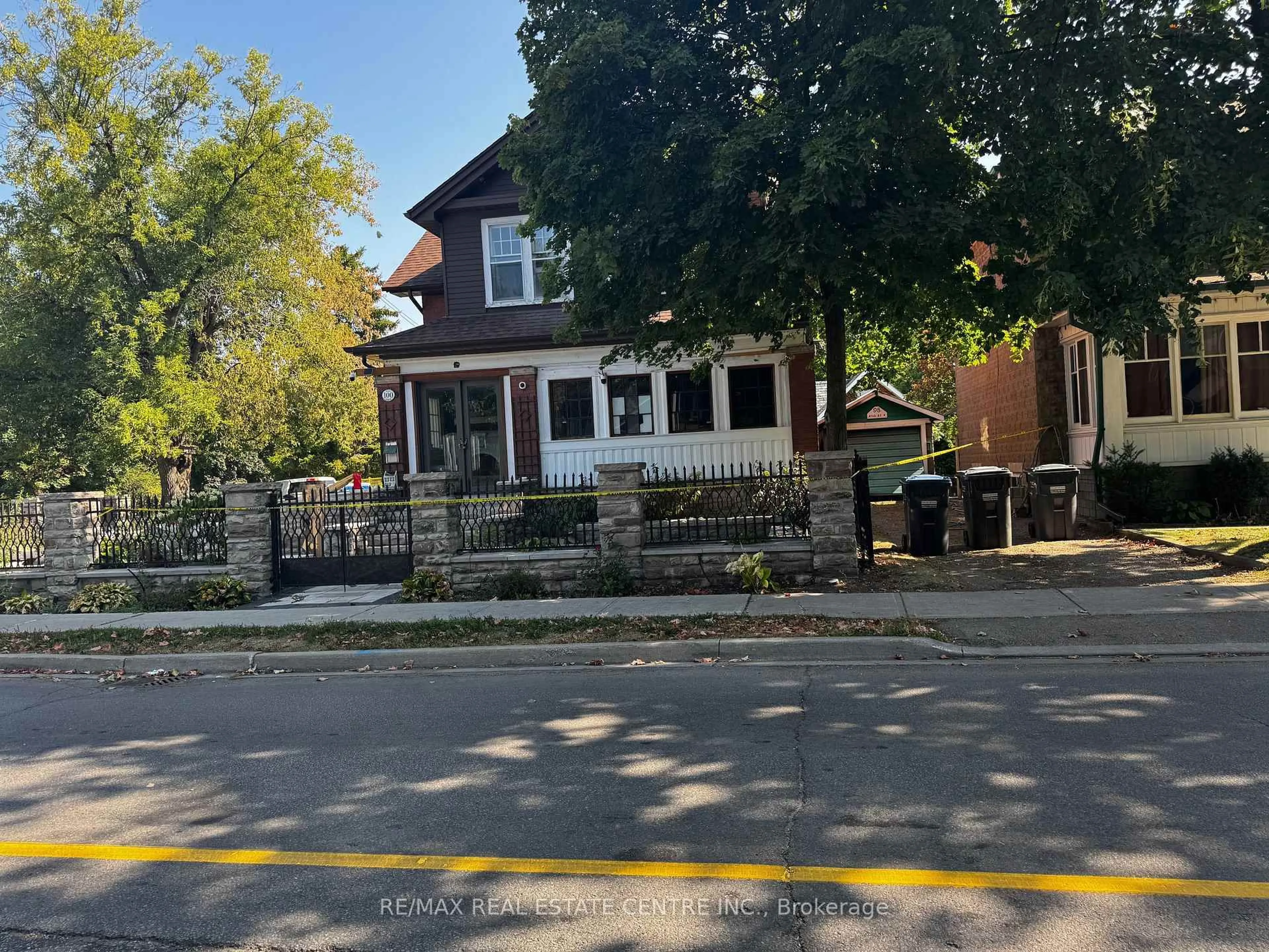 A pic from outside/outdoor area/front of a property/back of a property/a pic from drone, street for 100 Mill St, Brampton Ontario L6X 1T6