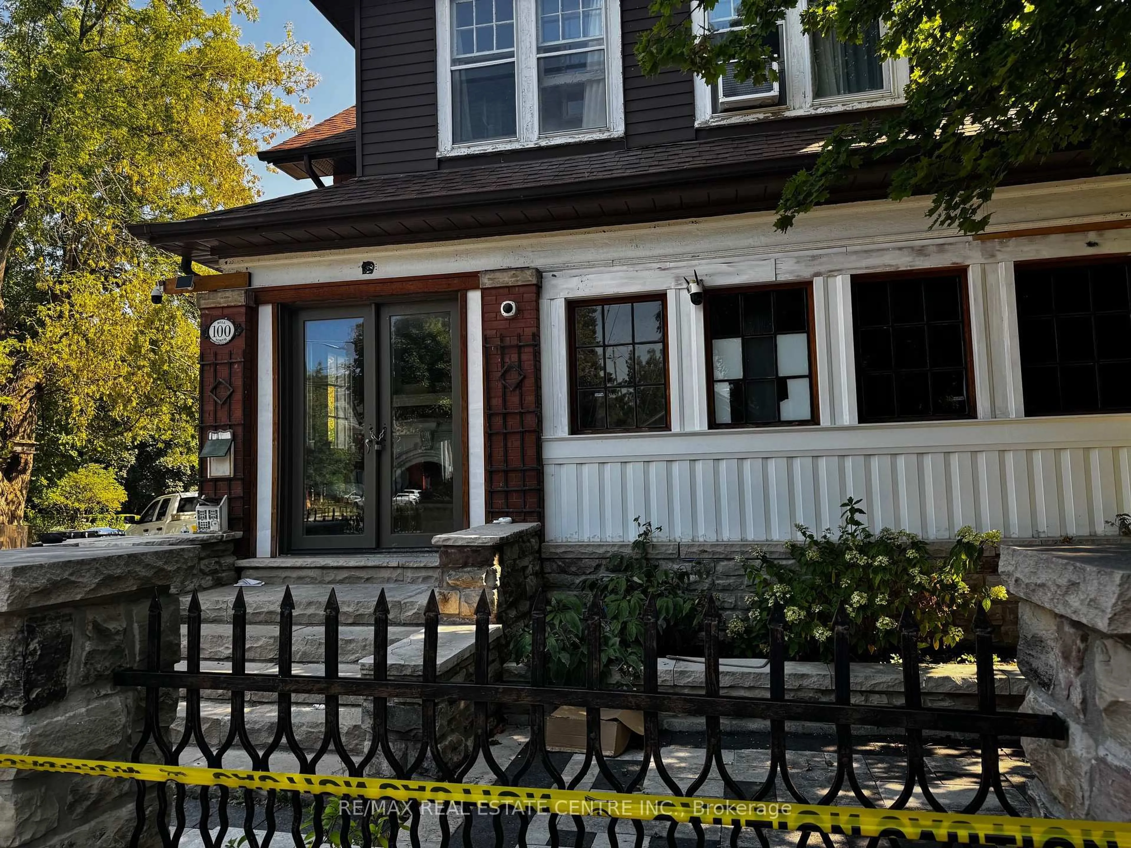 Home with vinyl exterior material, street for 100 Mill St, Brampton Ontario L6X 1T6