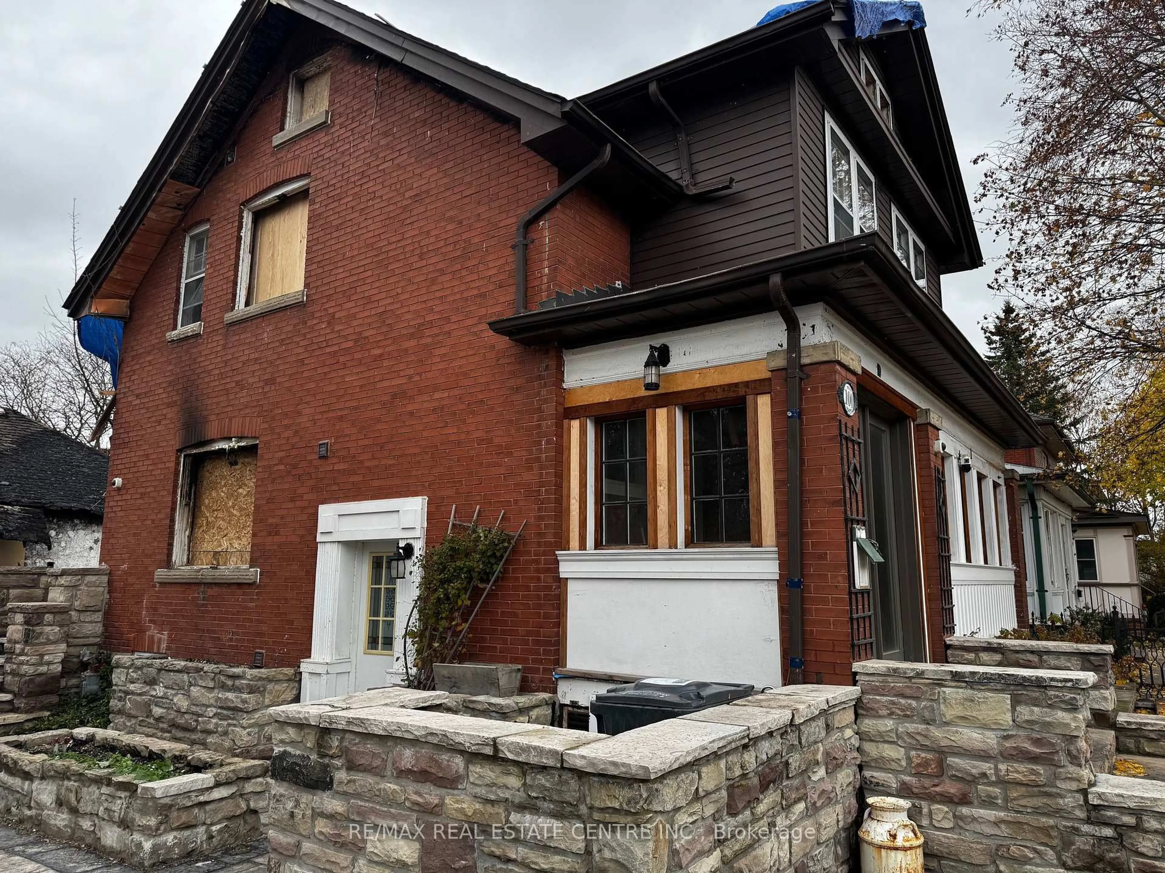 Home with brick exterior material, building for 100 Mill St, Brampton Ontario L6X 1T6