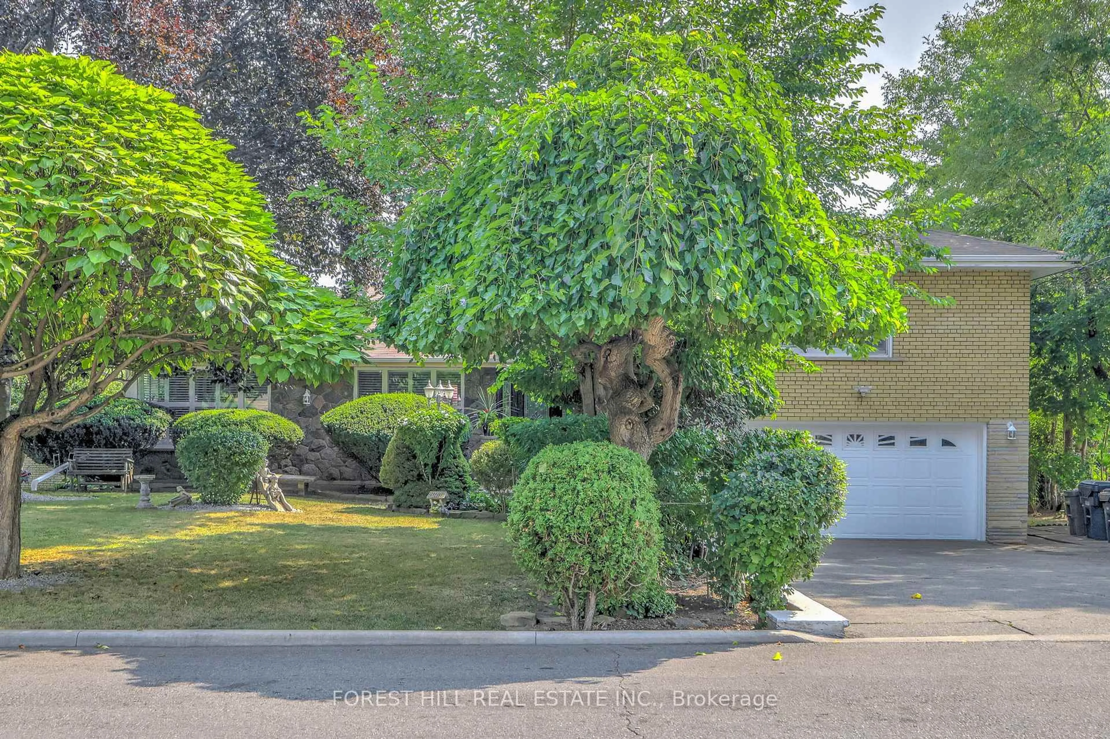 A pic from outside/outdoor area/front of a property/back of a property/a pic from drone, street for 89 Portage Ave, Toronto Ontario M9N 3H2