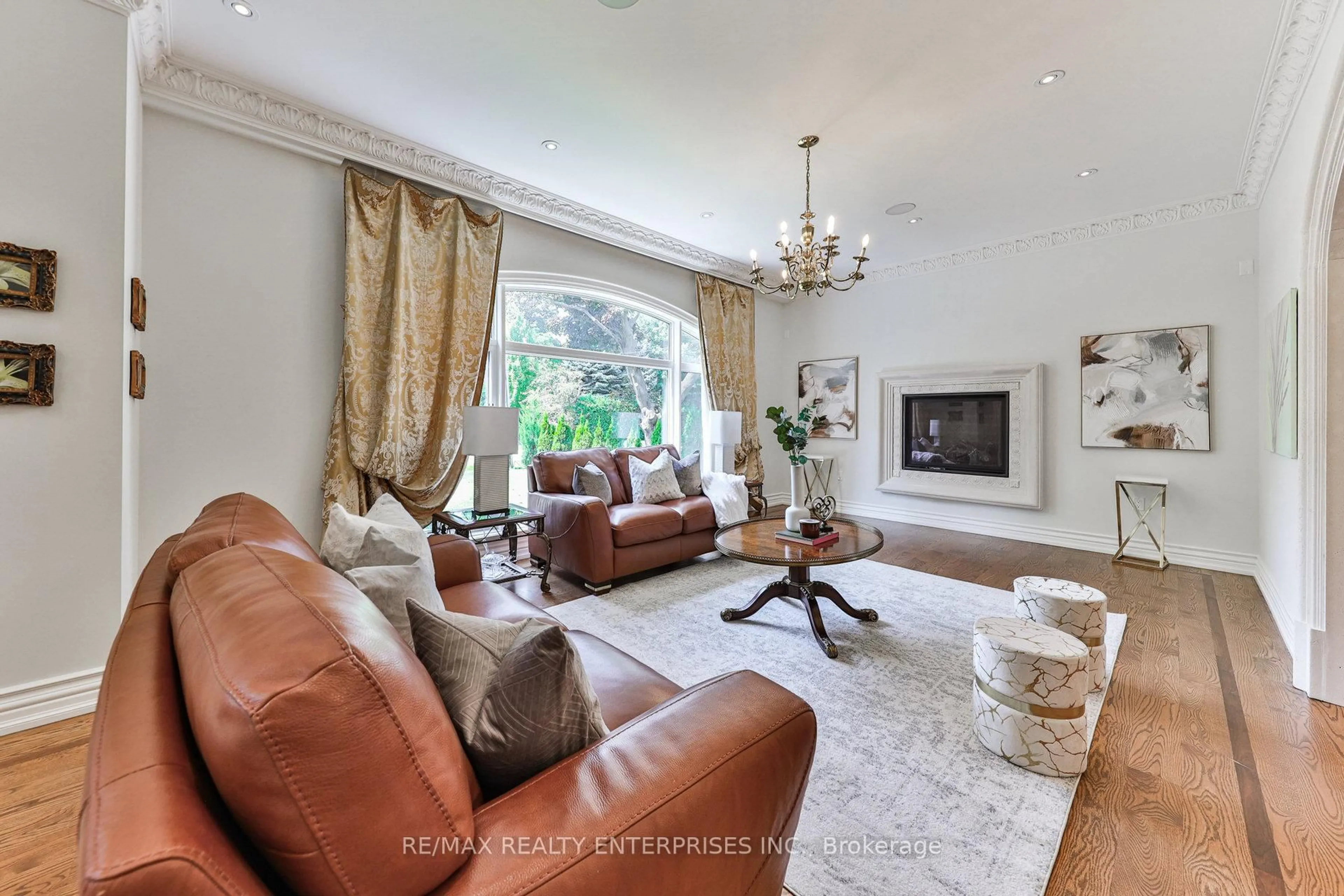 Living room with furniture, unknown for 1511 Broadmoor Ave, Mississauga Ontario L5G 3T7