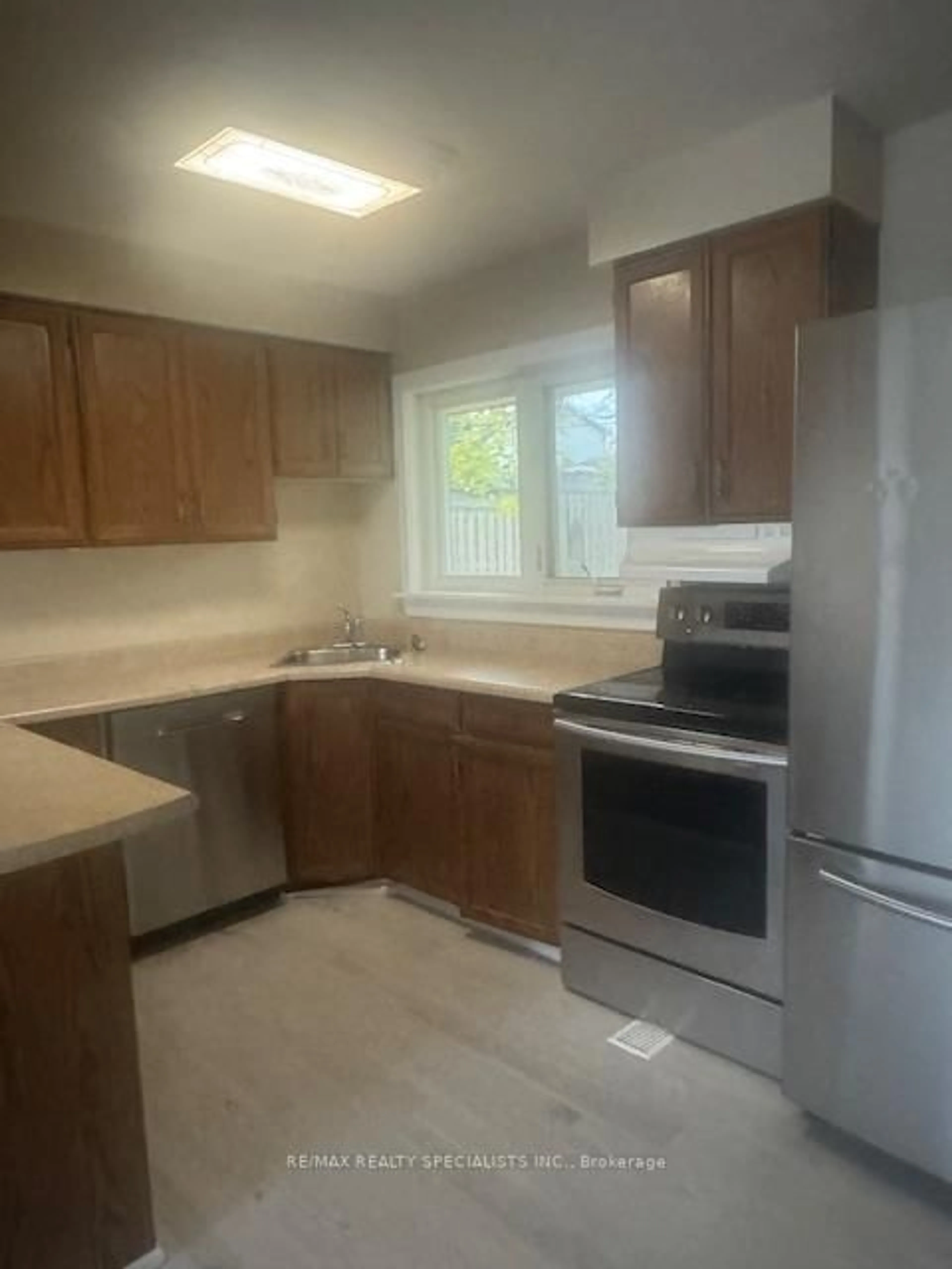 Standard kitchen, unknown for 70 Bythia St, Orangeville Ontario L9W 2S5