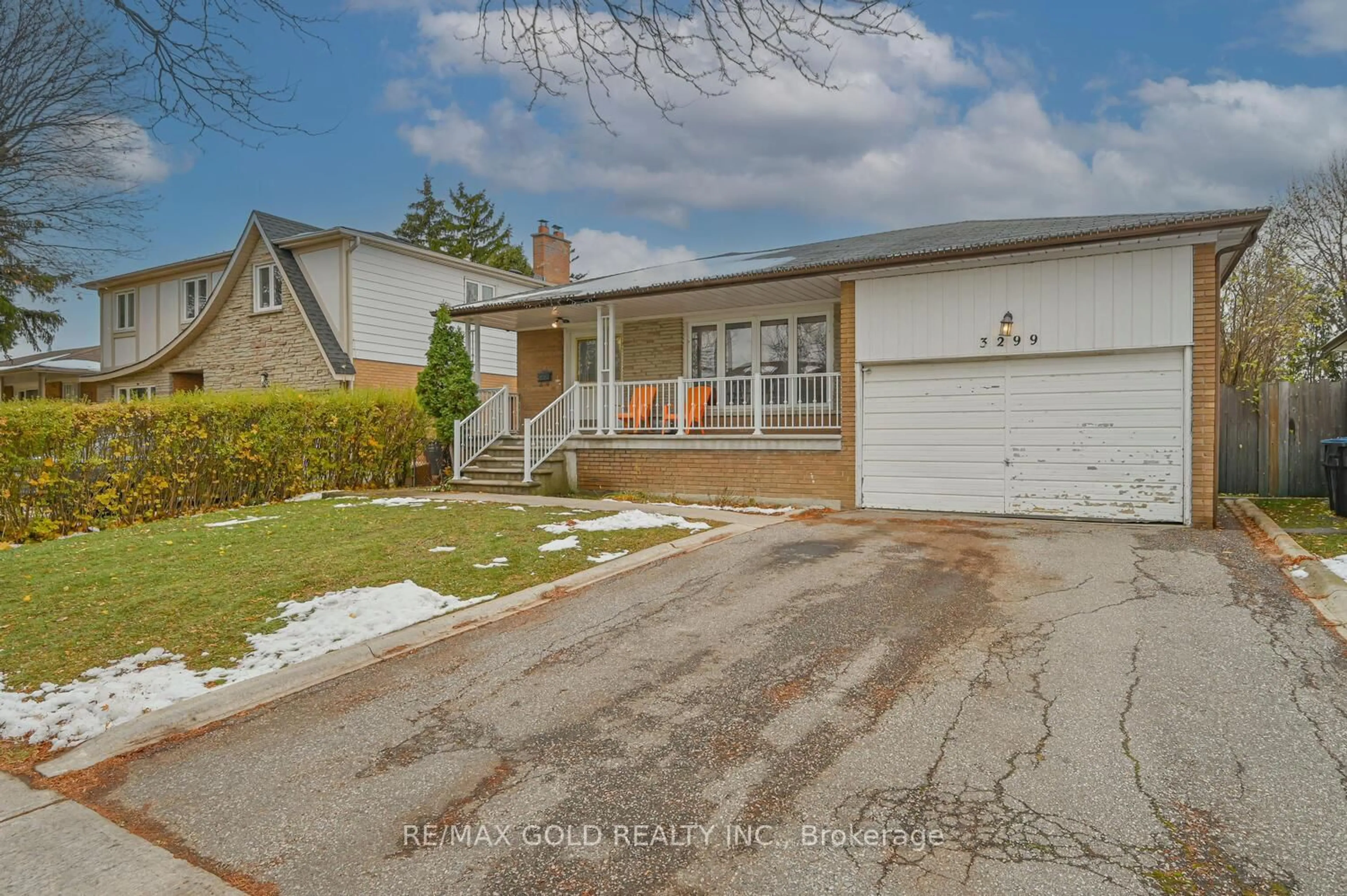 A pic from outside/outdoor area/front of a property/back of a property/a pic from drone, street for 3299 Twilight Rd, Mississauga Ontario L4T 1Z8