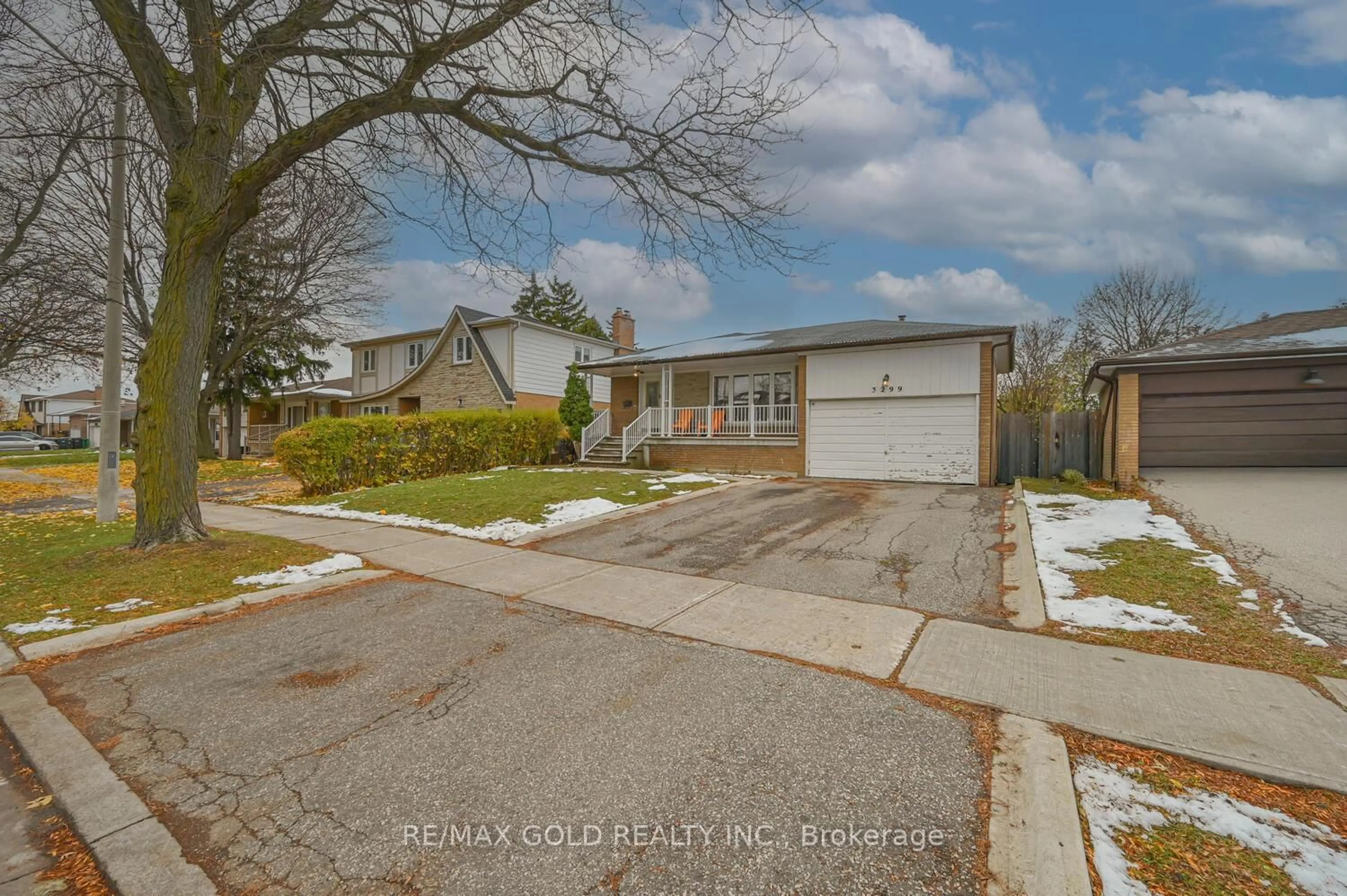 A pic from outside/outdoor area/front of a property/back of a property/a pic from drone, street for 3299 Twilight Rd, Mississauga Ontario L4T 1Z8