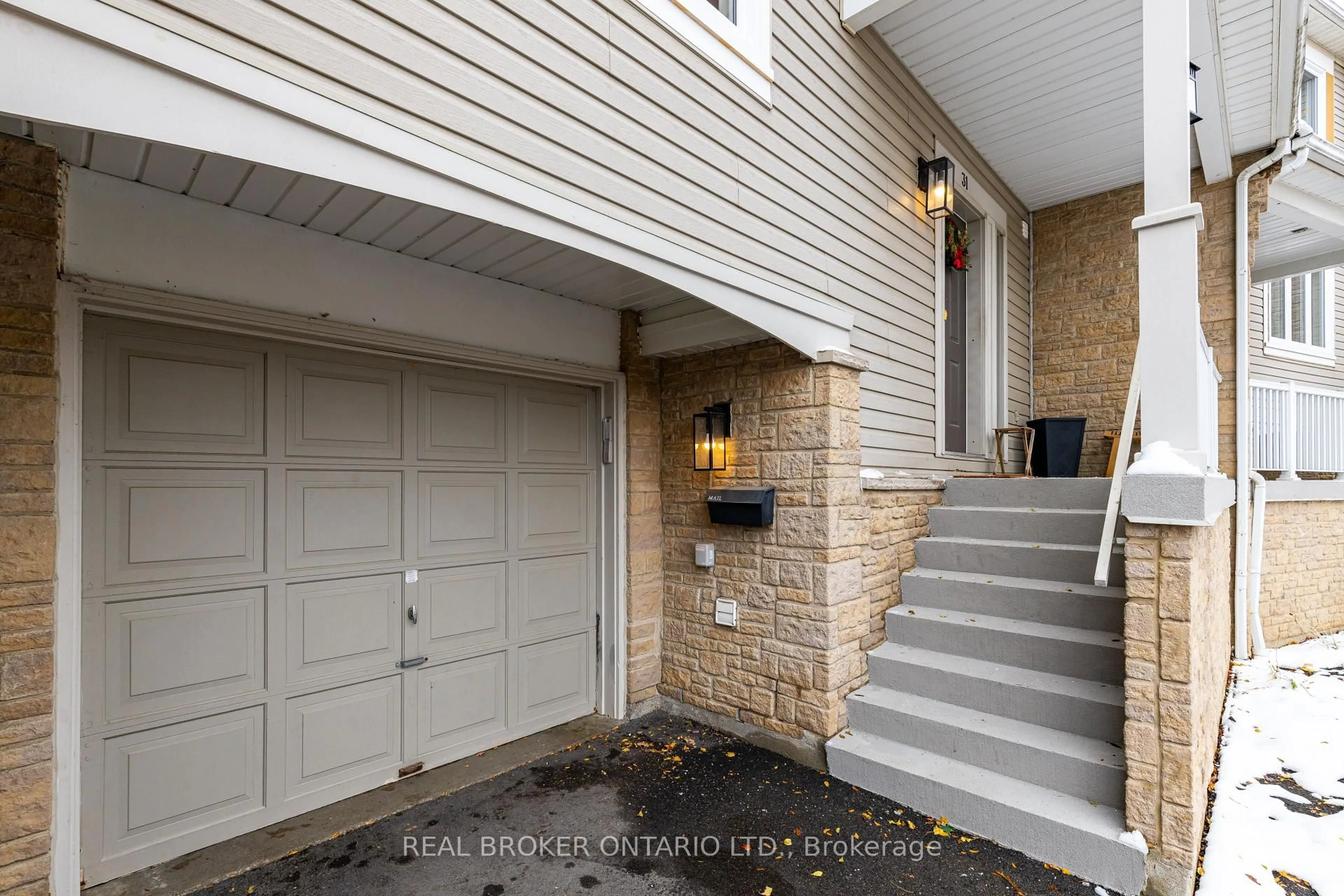 Indoor entryway for 7101 Branigan Gate #31, Mississauga Ontario L5N 7S2