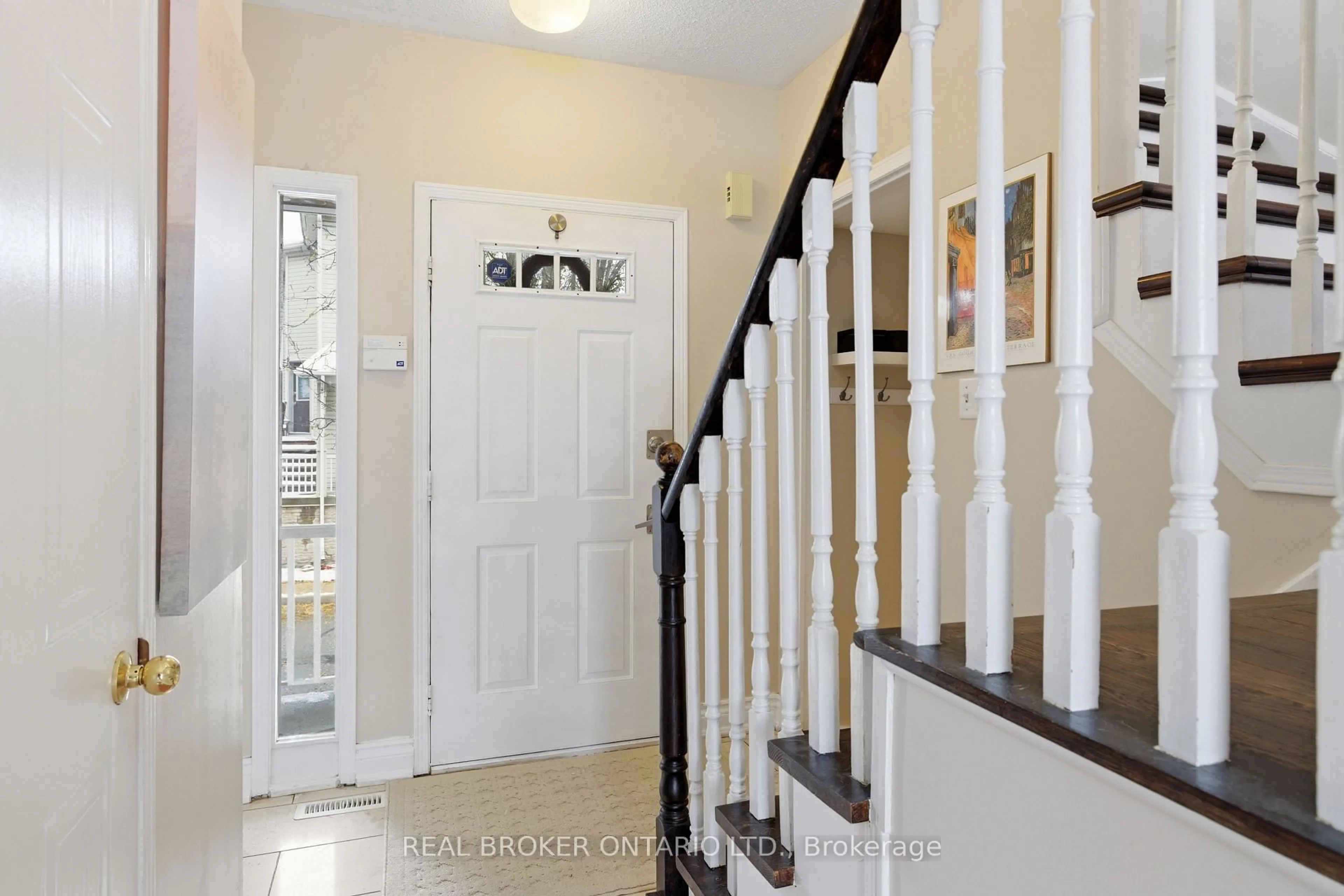 Indoor entryway for 7101 Branigan Gate #31, Mississauga Ontario L5N 7S2