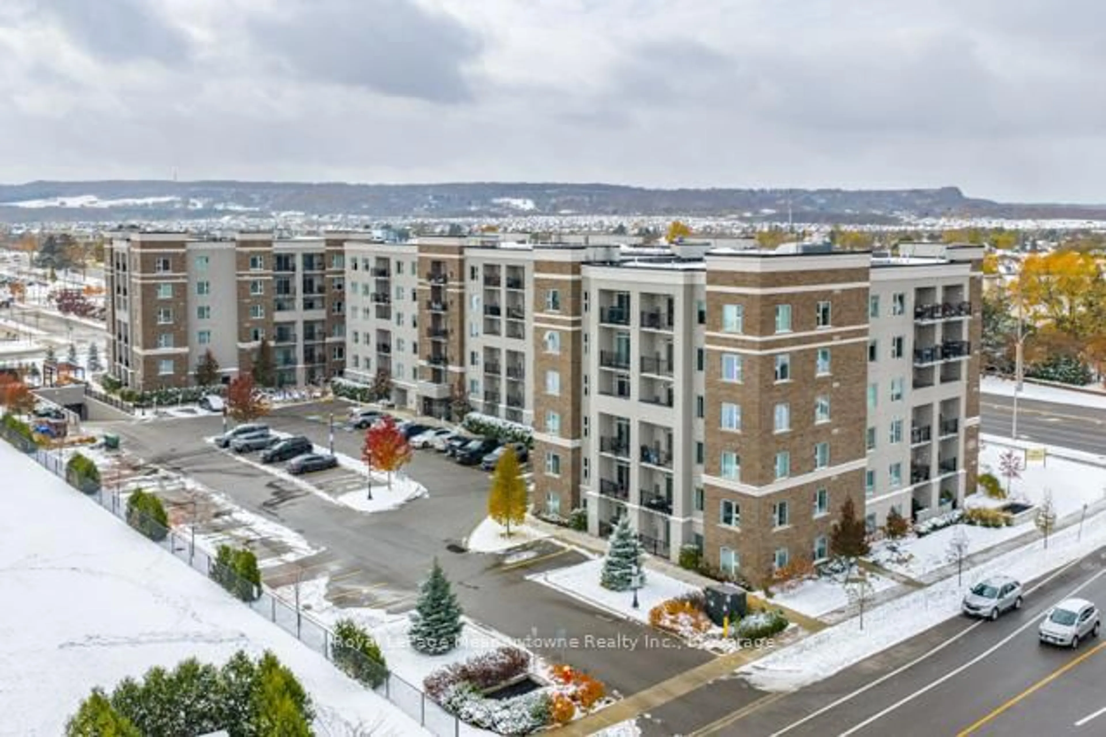 A pic from outside/outdoor area/front of a property/back of a property/a pic from drone, unknown for 610 Farmstead Dr #422, Milton Ontario L9T 8X5