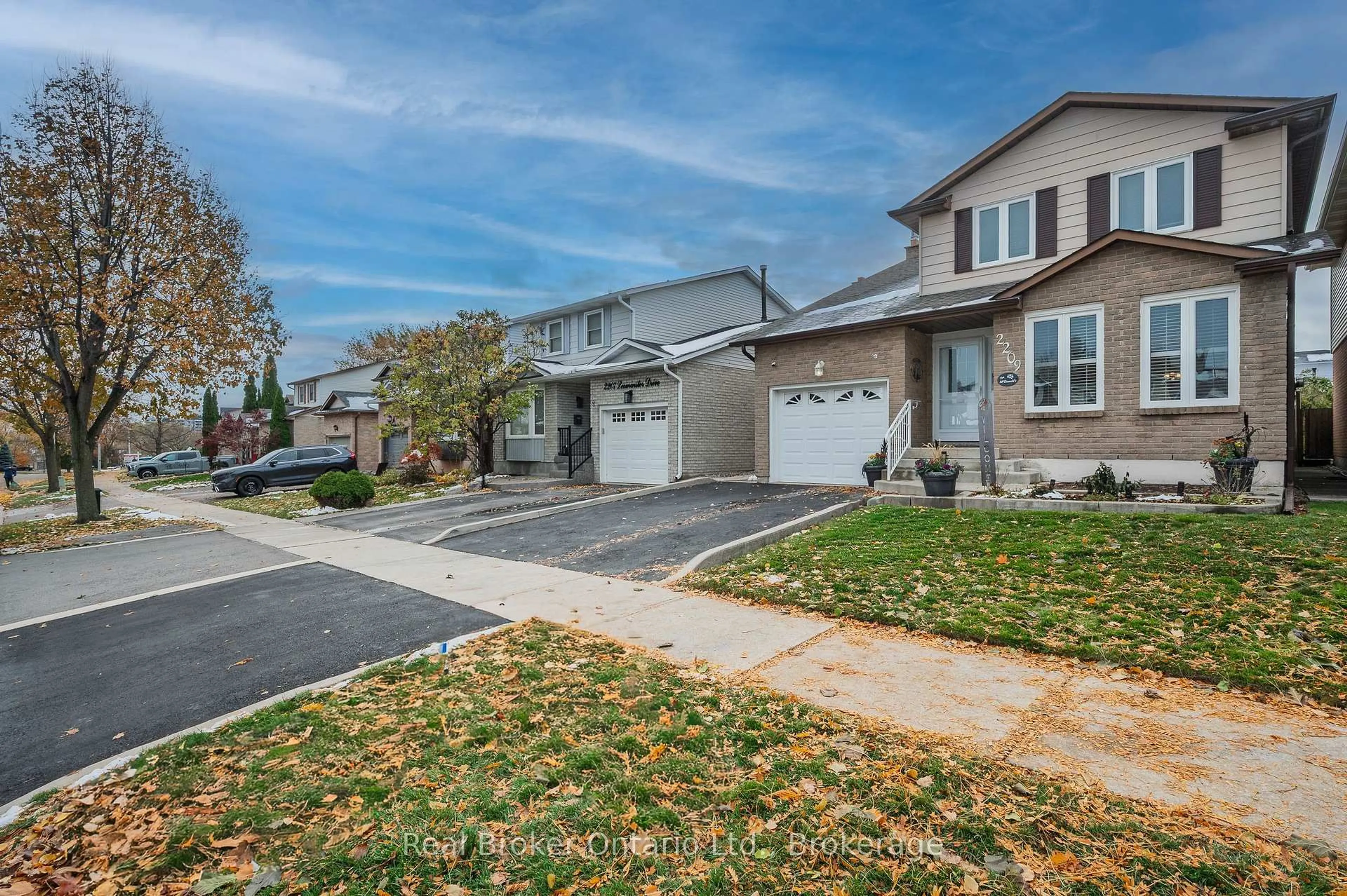 A pic from outside/outdoor area/front of a property/back of a property/a pic from drone, street for 2209 Leominster Dr, Burlington Ontario L7P 3W8