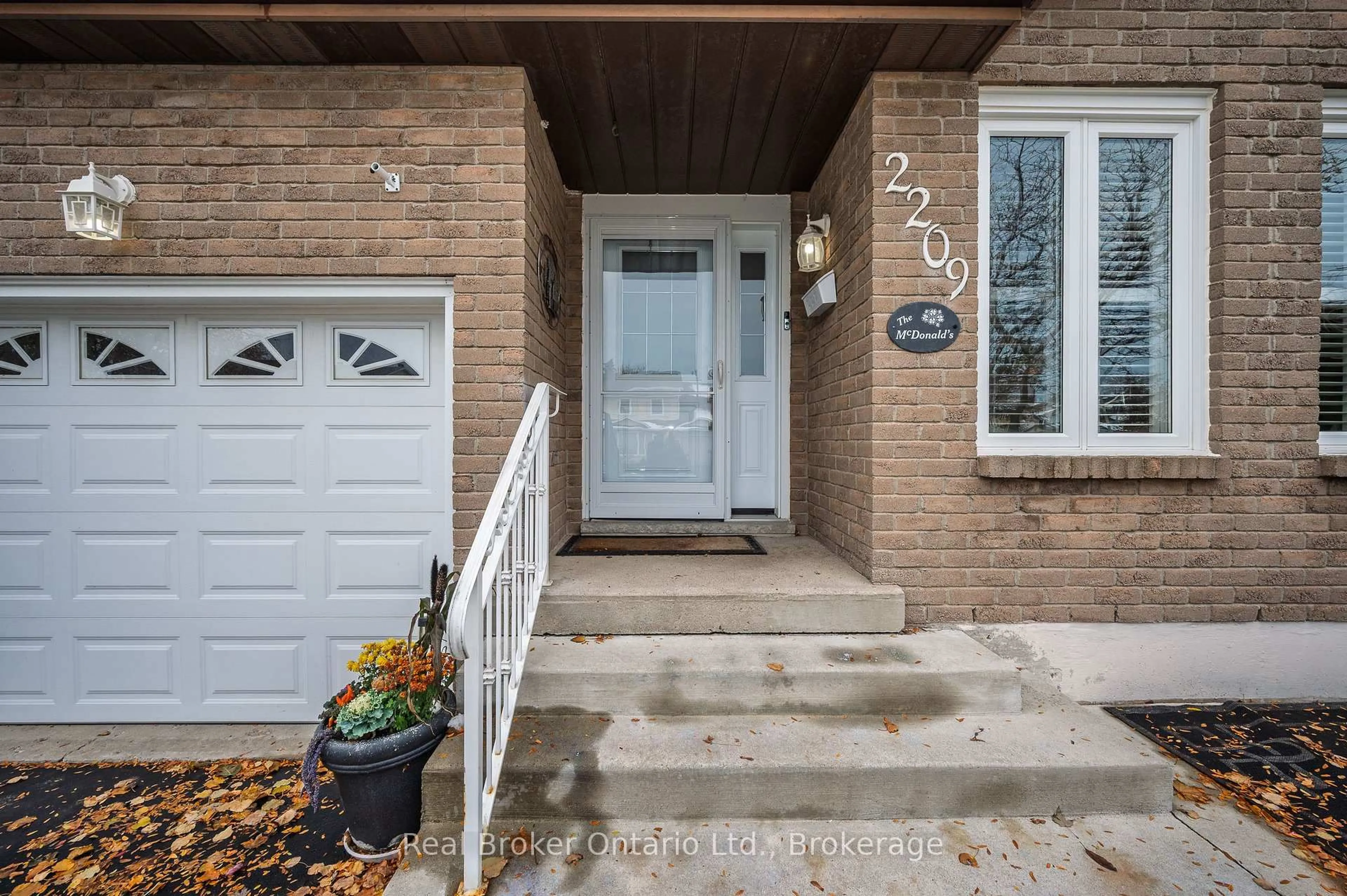 Indoor entryway for 2209 Leominster Dr, Burlington Ontario L7P 3W8