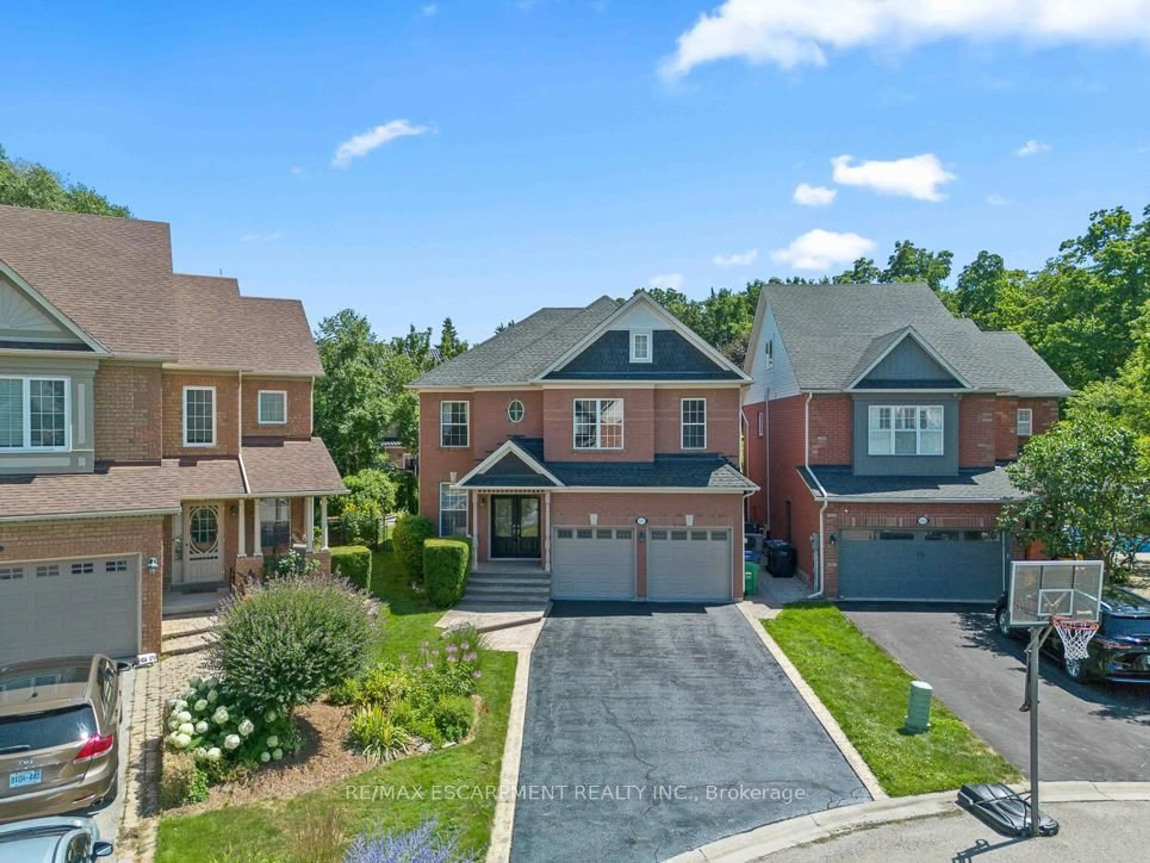 A pic from outside/outdoor area/front of a property/back of a property/a pic from drone, street for 1146 Upper River Crt, Mississauga Ontario L5W 1C2