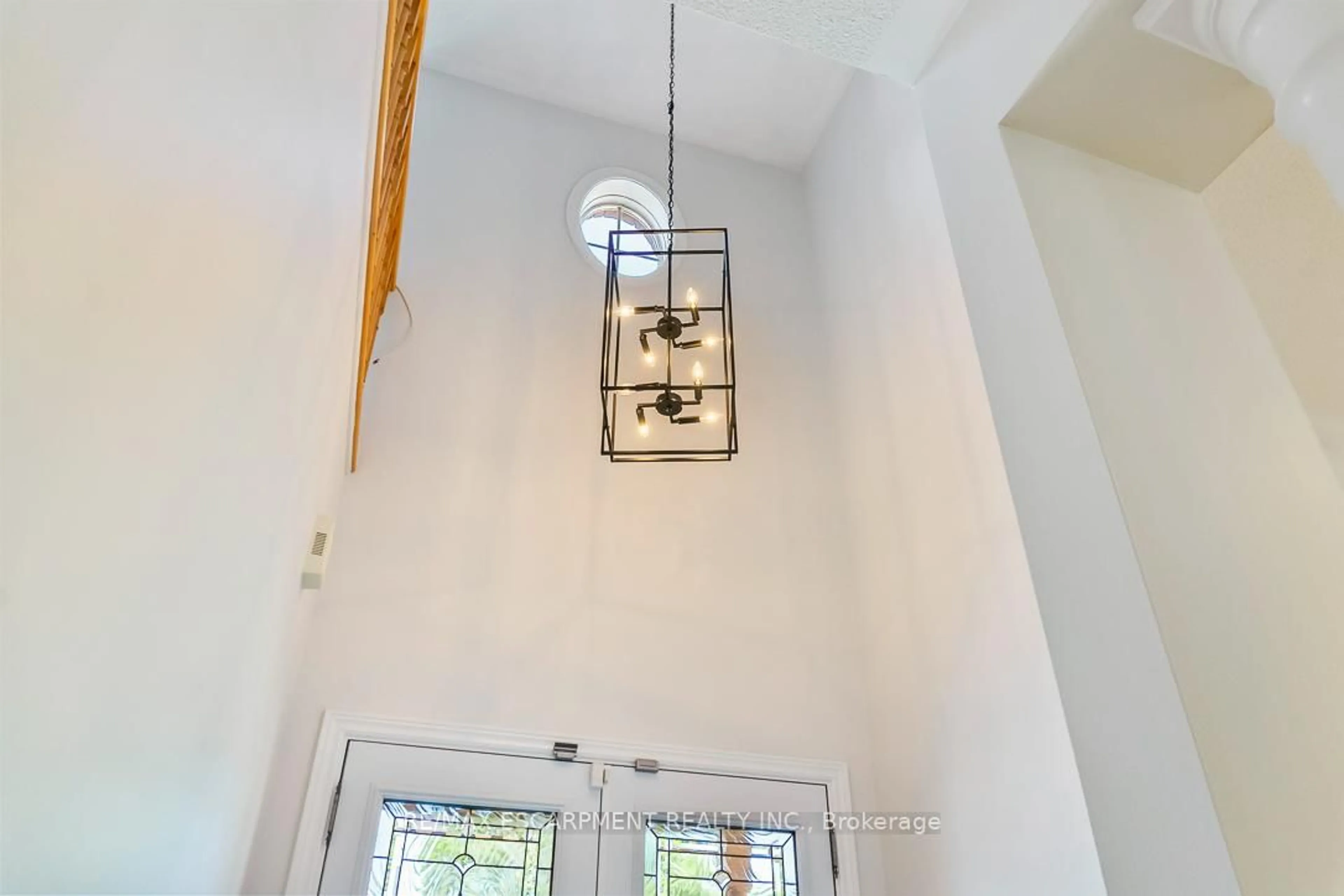 Indoor foyer for 1146 Upper River Crt, Mississauga Ontario L5W 1C2