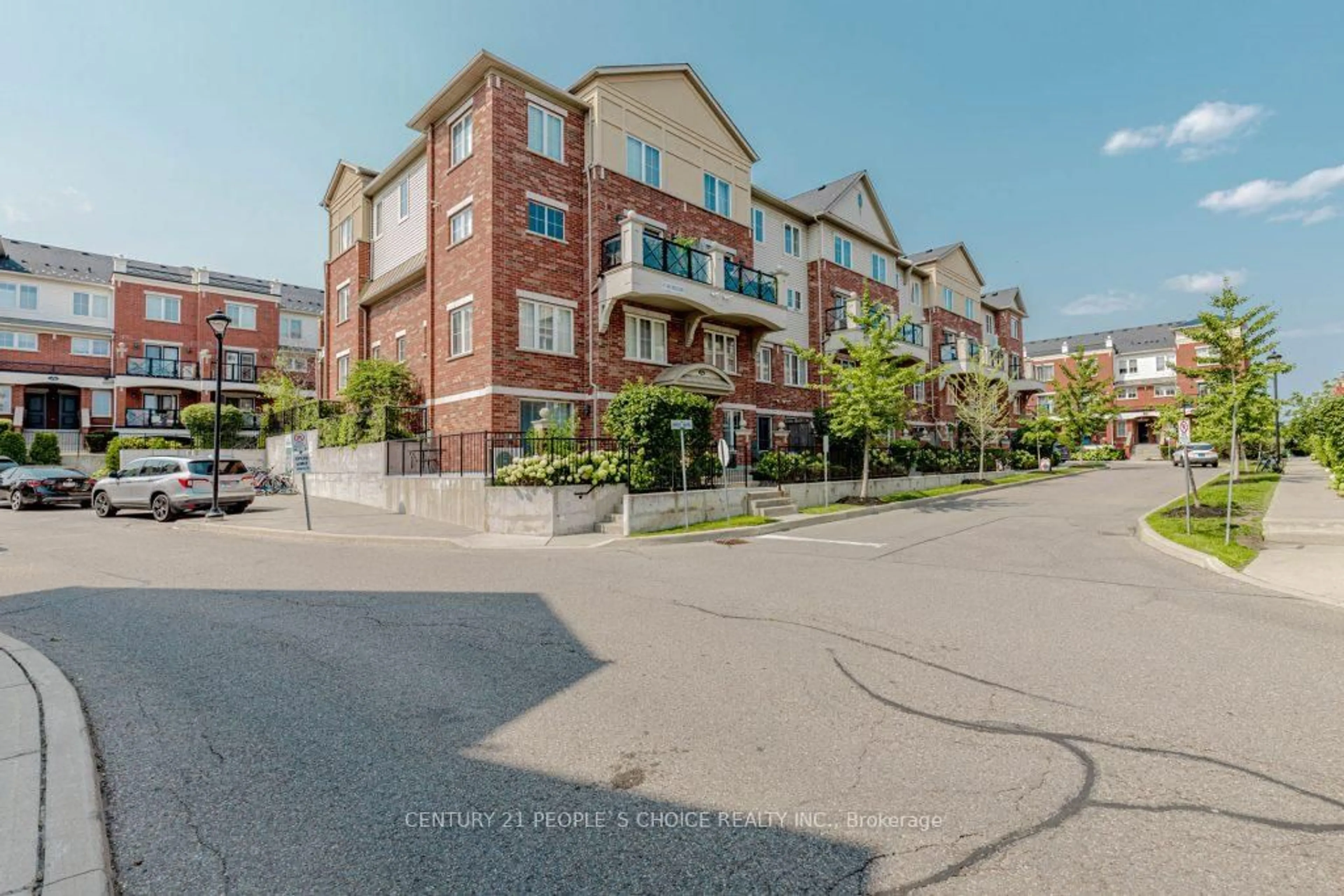 A pic from outside/outdoor area/front of a property/back of a property/a pic from drone, street for 47 Hays Blvd #25, Oakville Ontario L6H 0J1