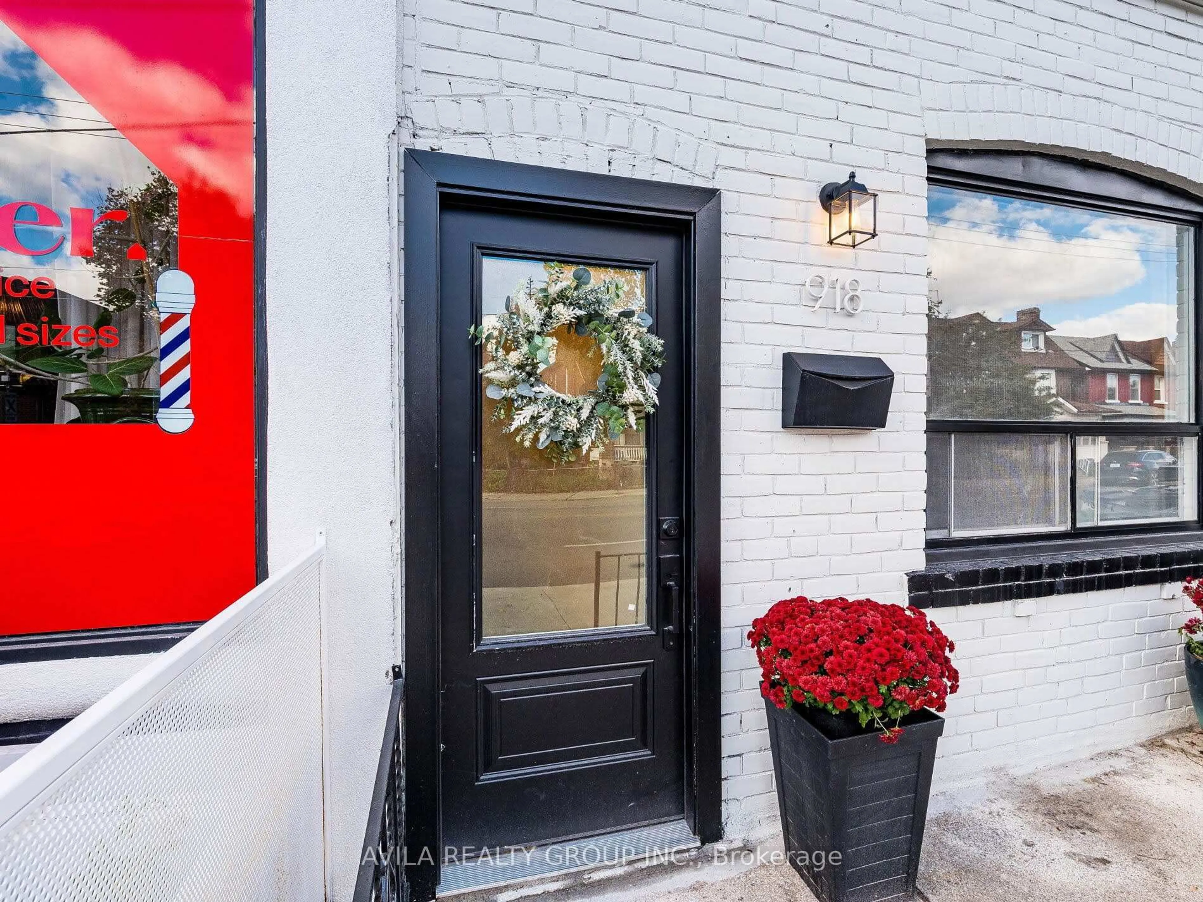 Indoor entryway for 918 Ossington Ave, Toronto Ontario M6G 3V1