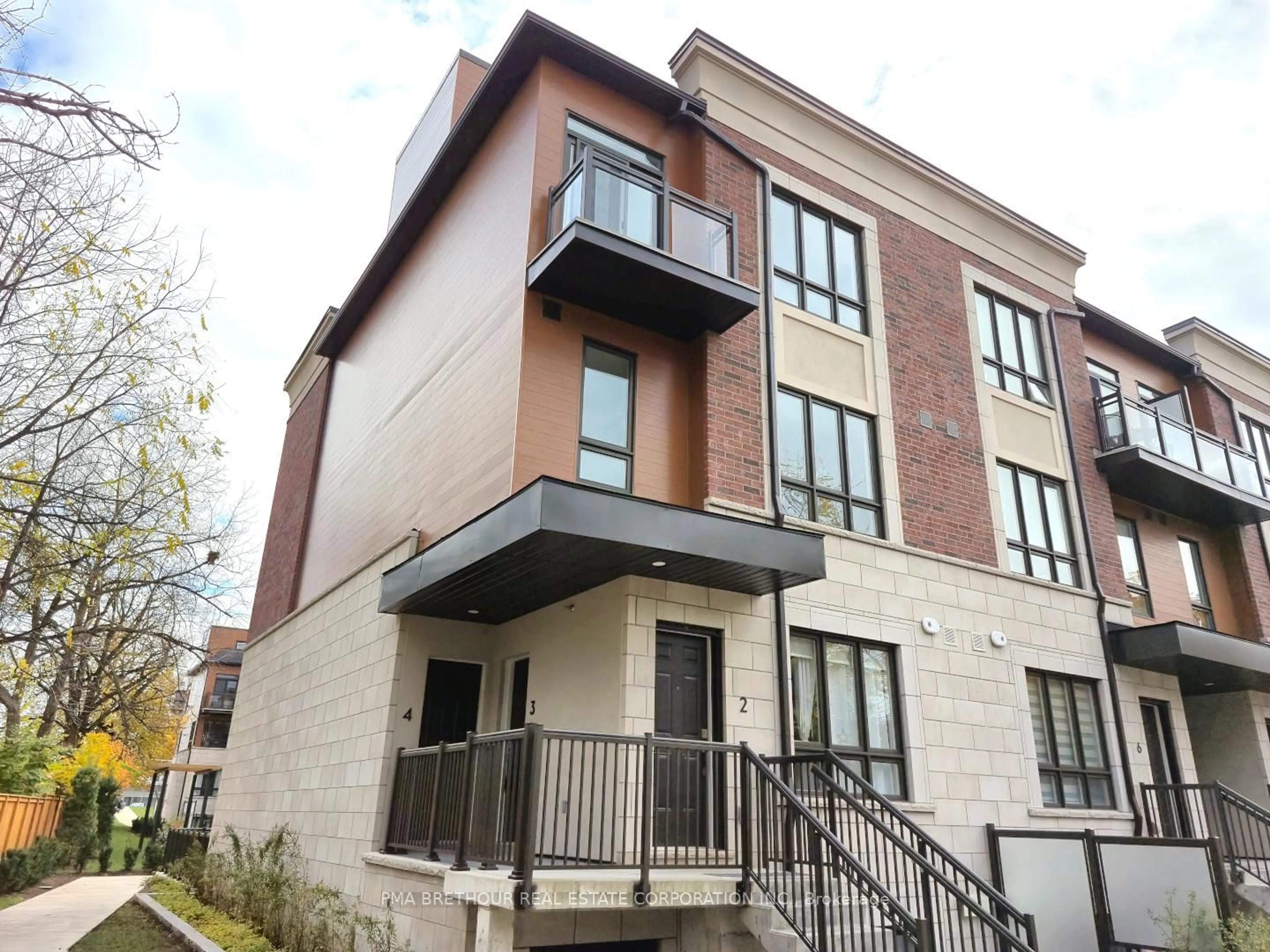 Home with brick exterior material, street for 4045 Hickory Dr #3, Mississauga Ontario L4W 0G6