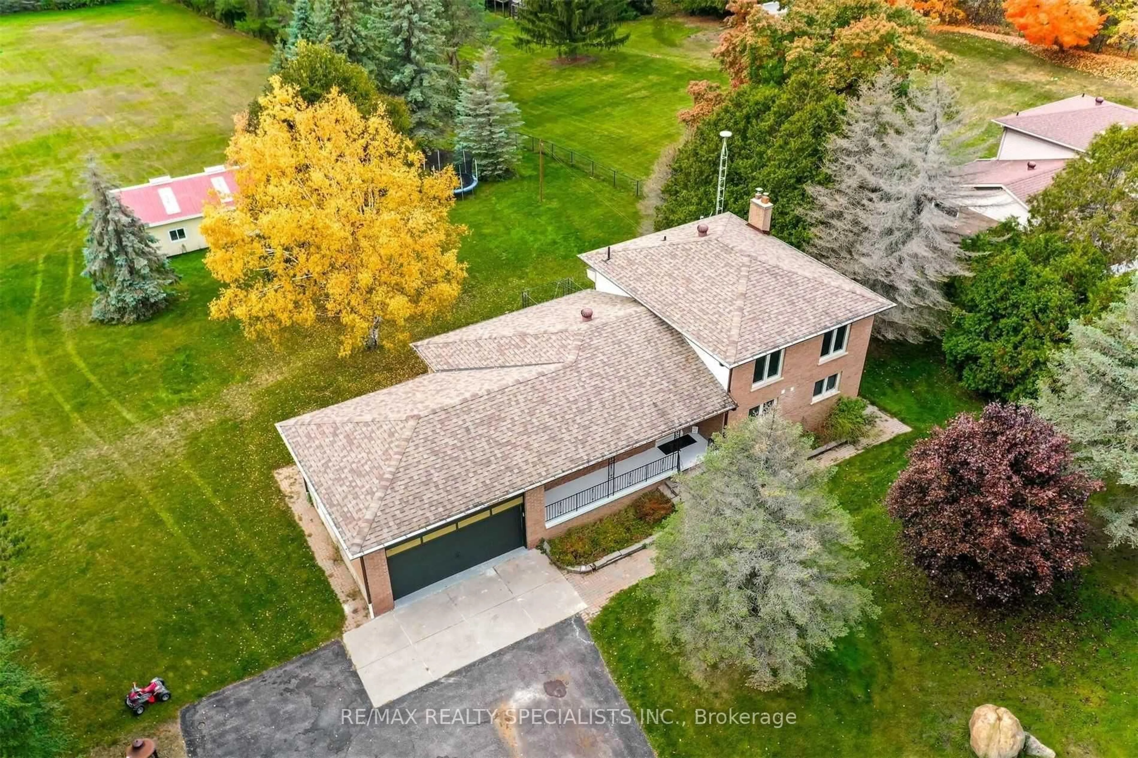 A pic from outside/outdoor area/front of a property/back of a property/a pic from drone, street for 17374 Mount Pleasant Rd, Caledon Ontario L7E 3M8