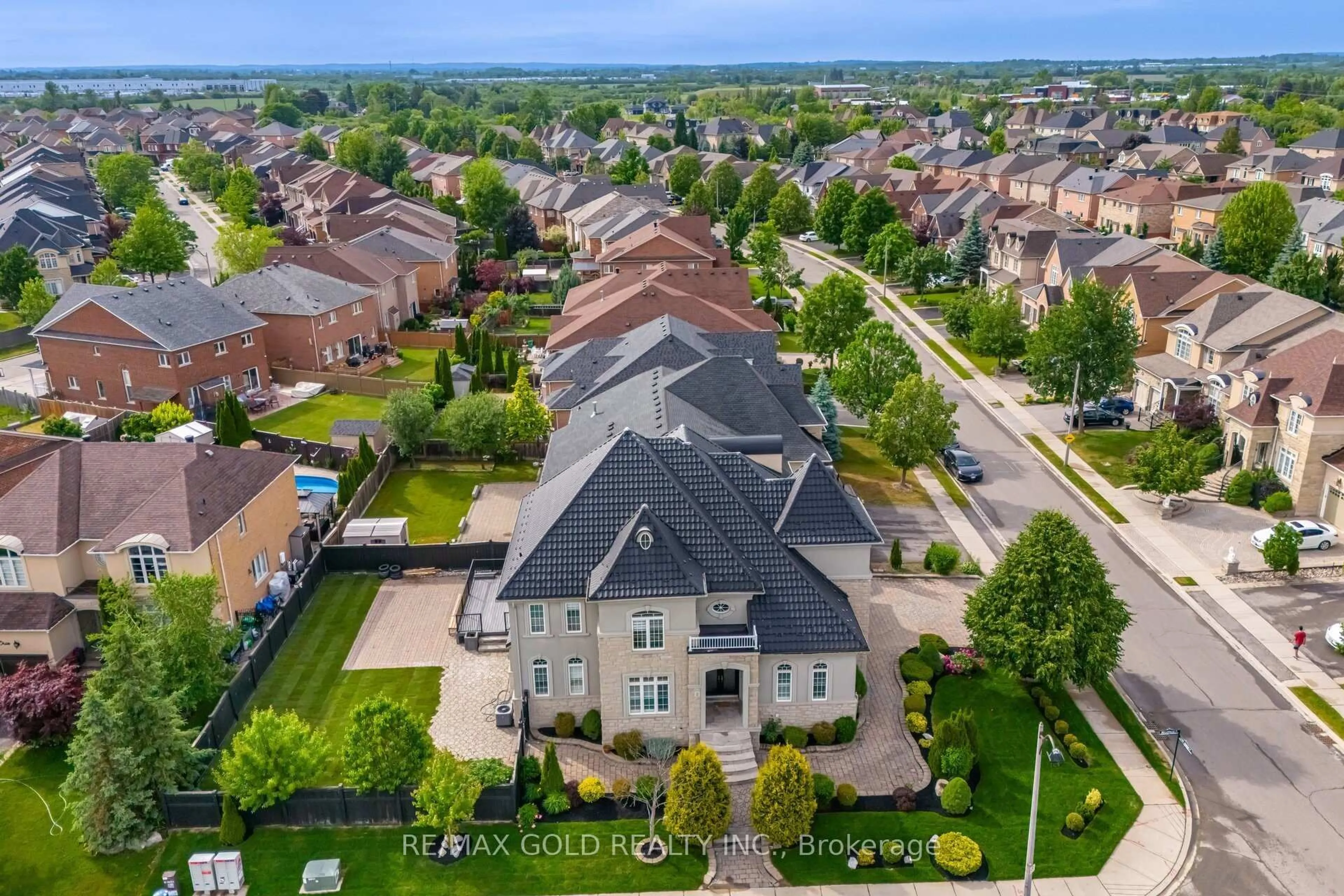 A pic from outside/outdoor area/front of a property/back of a property/a pic from drone, street for 2 Belleville Dr, Brampton Ontario L6P 1V7