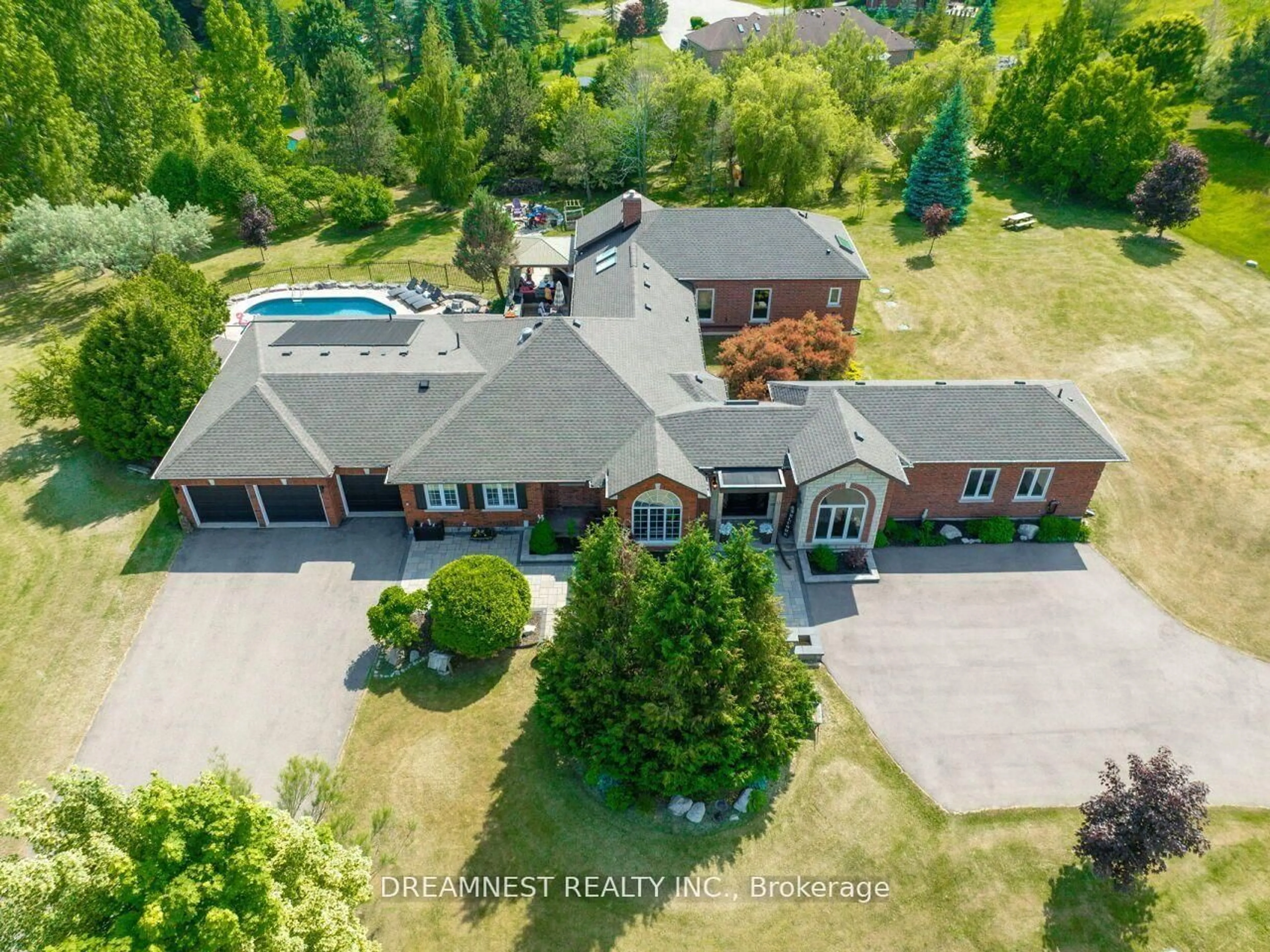 A pic from outside/outdoor area/front of a property/back of a property/a pic from drone, unknown for 11132 MCFARLAND Crt, Milton Ontario L0P 1B0
