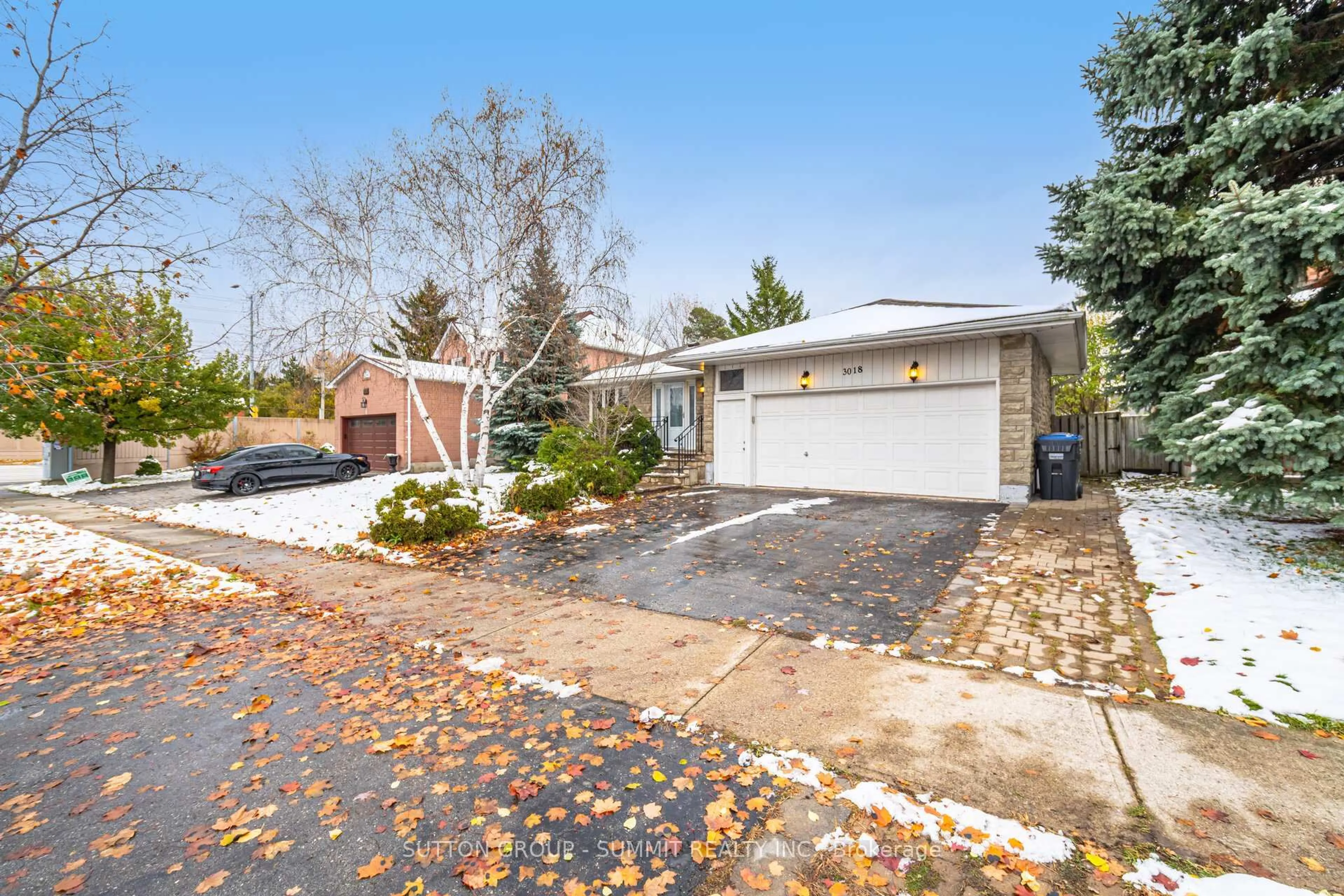 A pic from outside/outdoor area/front of a property/back of a property/a pic from drone, street for 3018 Dalehurst Dr, Mississauga Ontario L5N 6M8