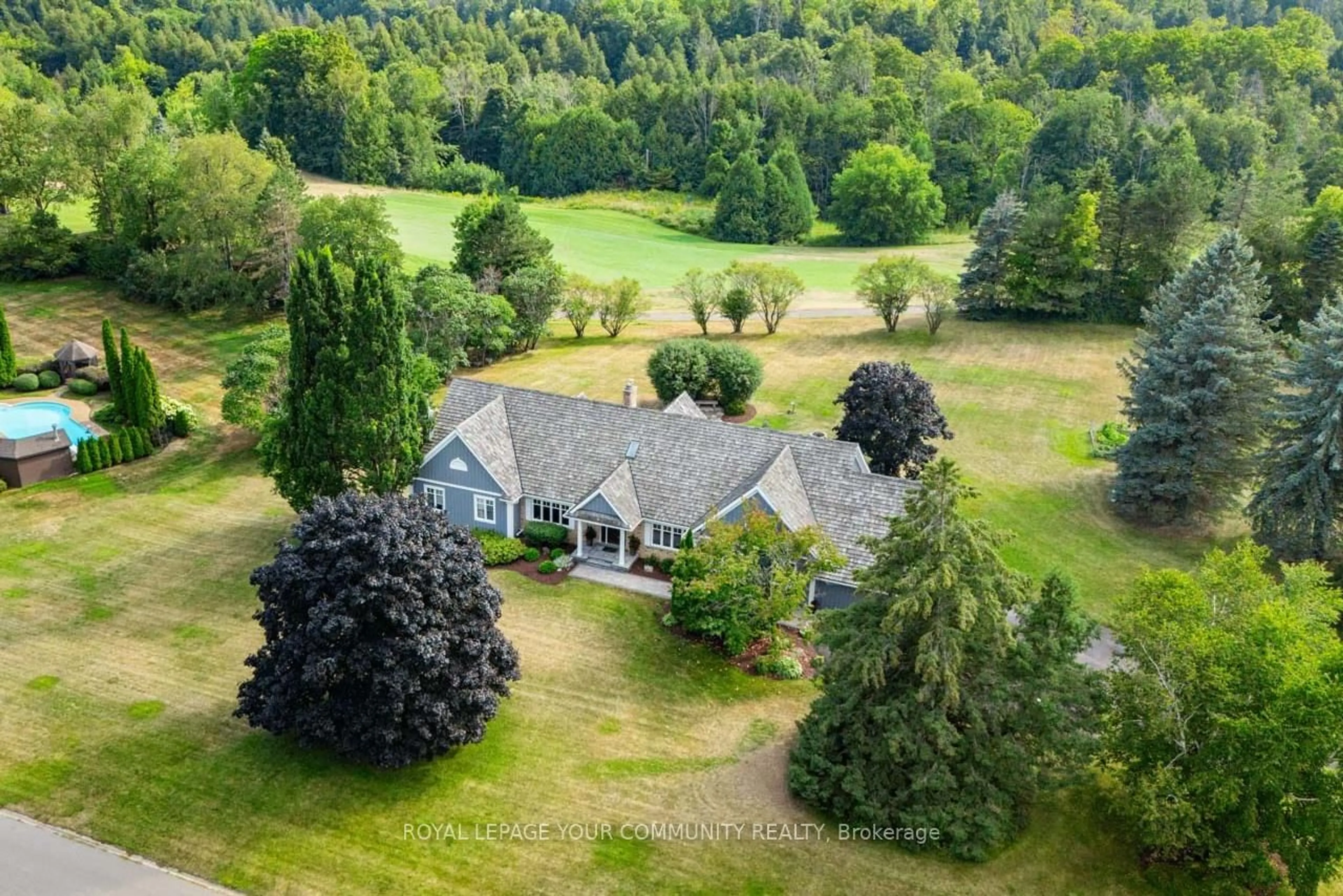 A pic from outside/outdoor area/front of a property/back of a property/a pic from drone, unknown for 6 Creekside Crt, Caledon Ontario L7E 0B3