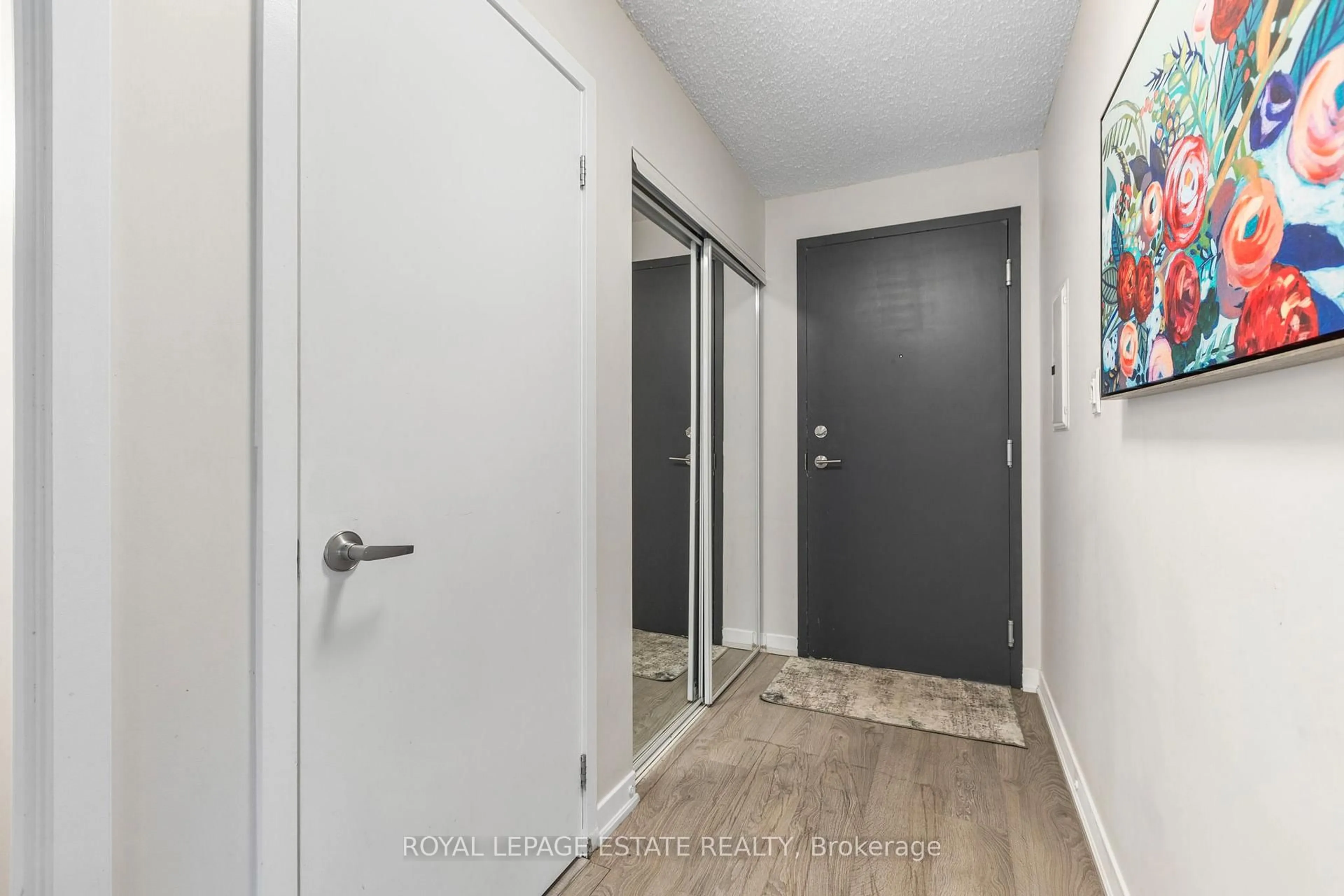 Indoor entryway for 816 Lansdowne Ave #206, Toronto Ontario M6H 4K6