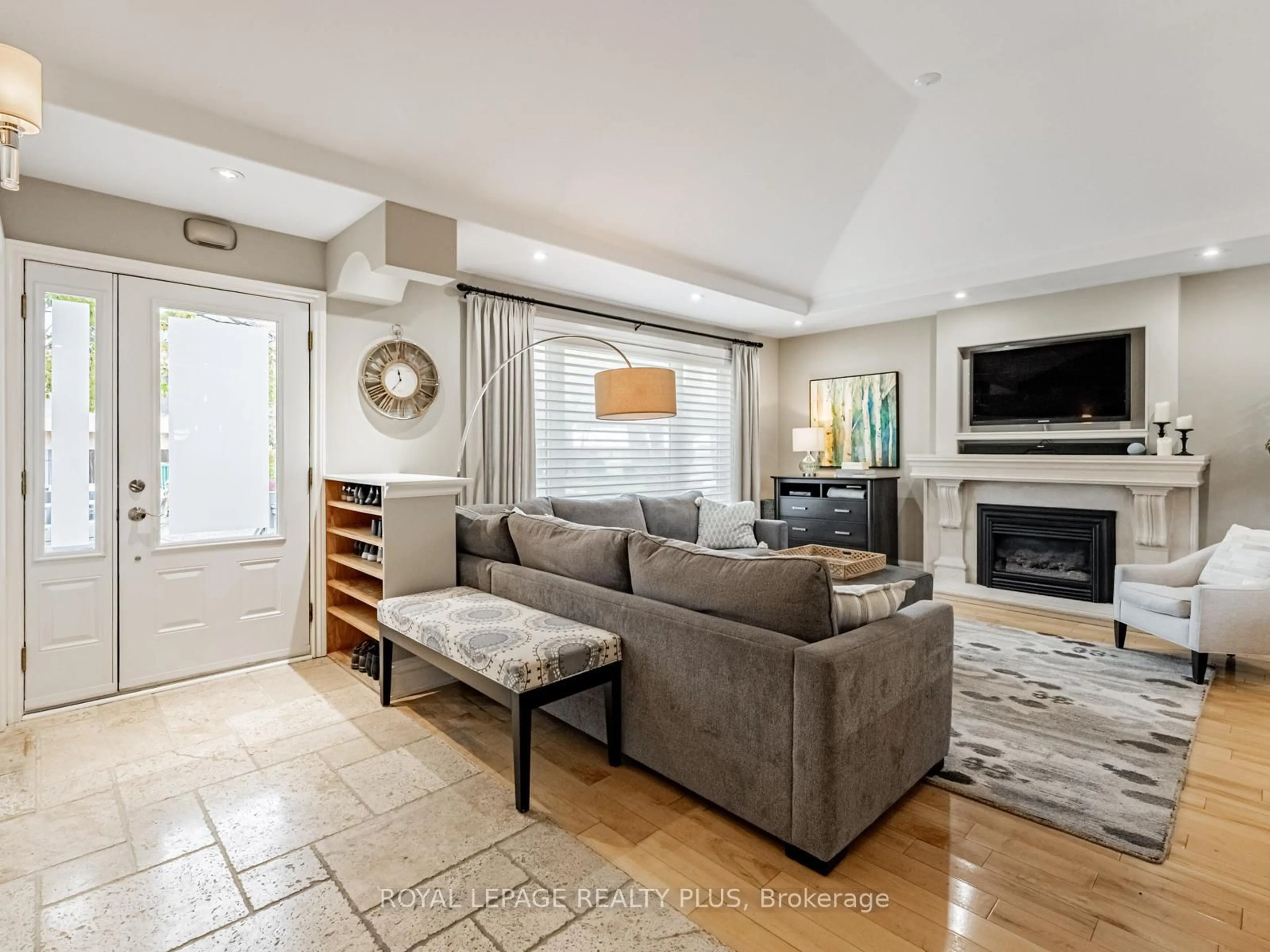 Living room with furniture, unknown for 1885 Hindhead Rd, Mississauga Ontario L5J 1N4