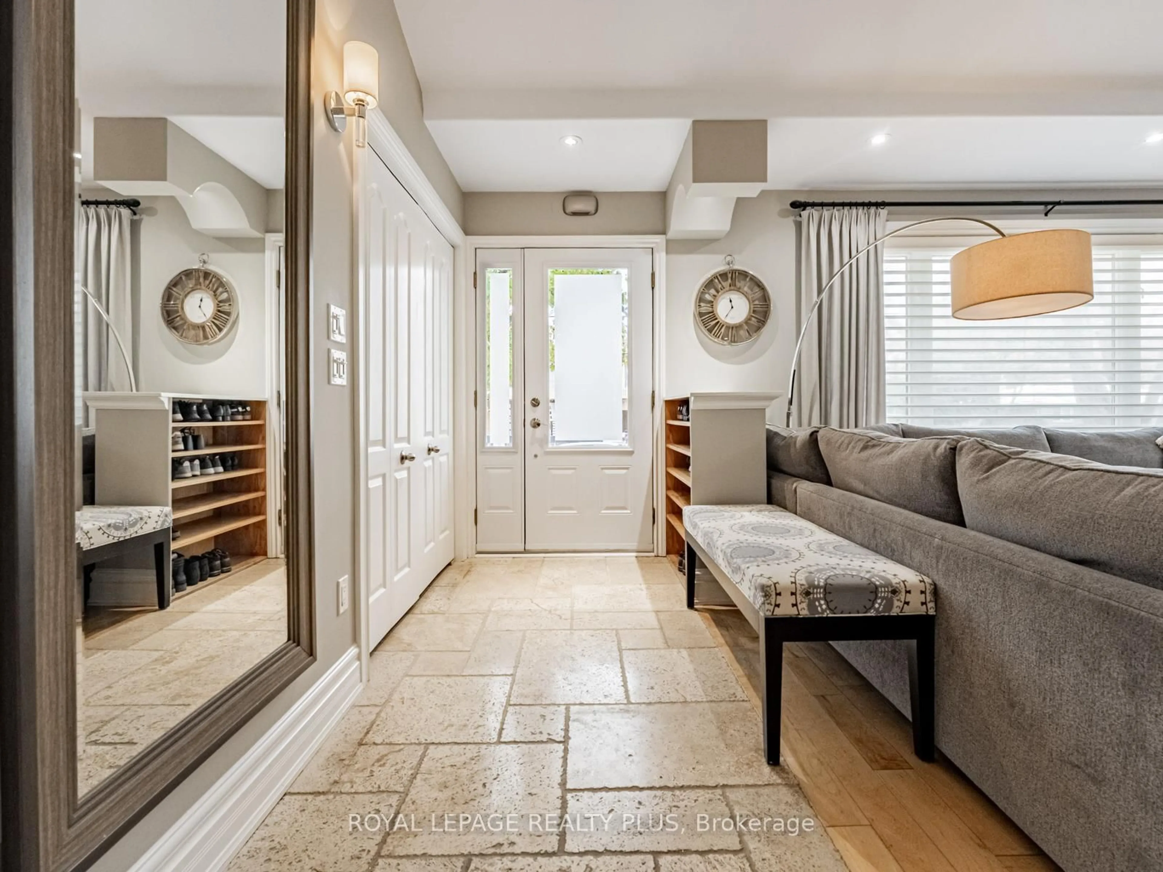 Indoor entryway for 1885 Hindhead Rd, Mississauga Ontario L5J 1N4