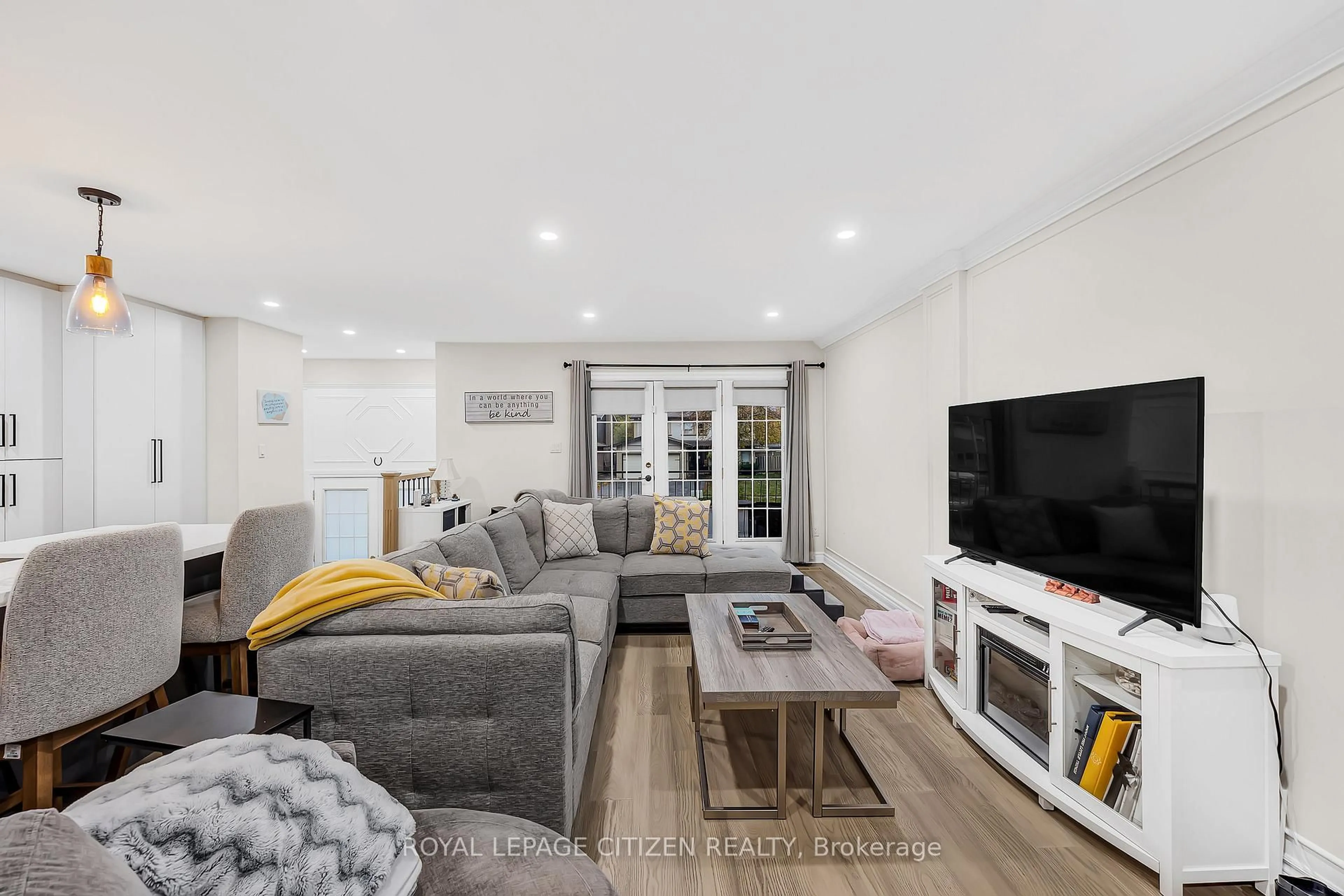 Living room with furniture, unknown for 2389 Cobbinshaw Circ, Mississauga Ontario L5N 2G2