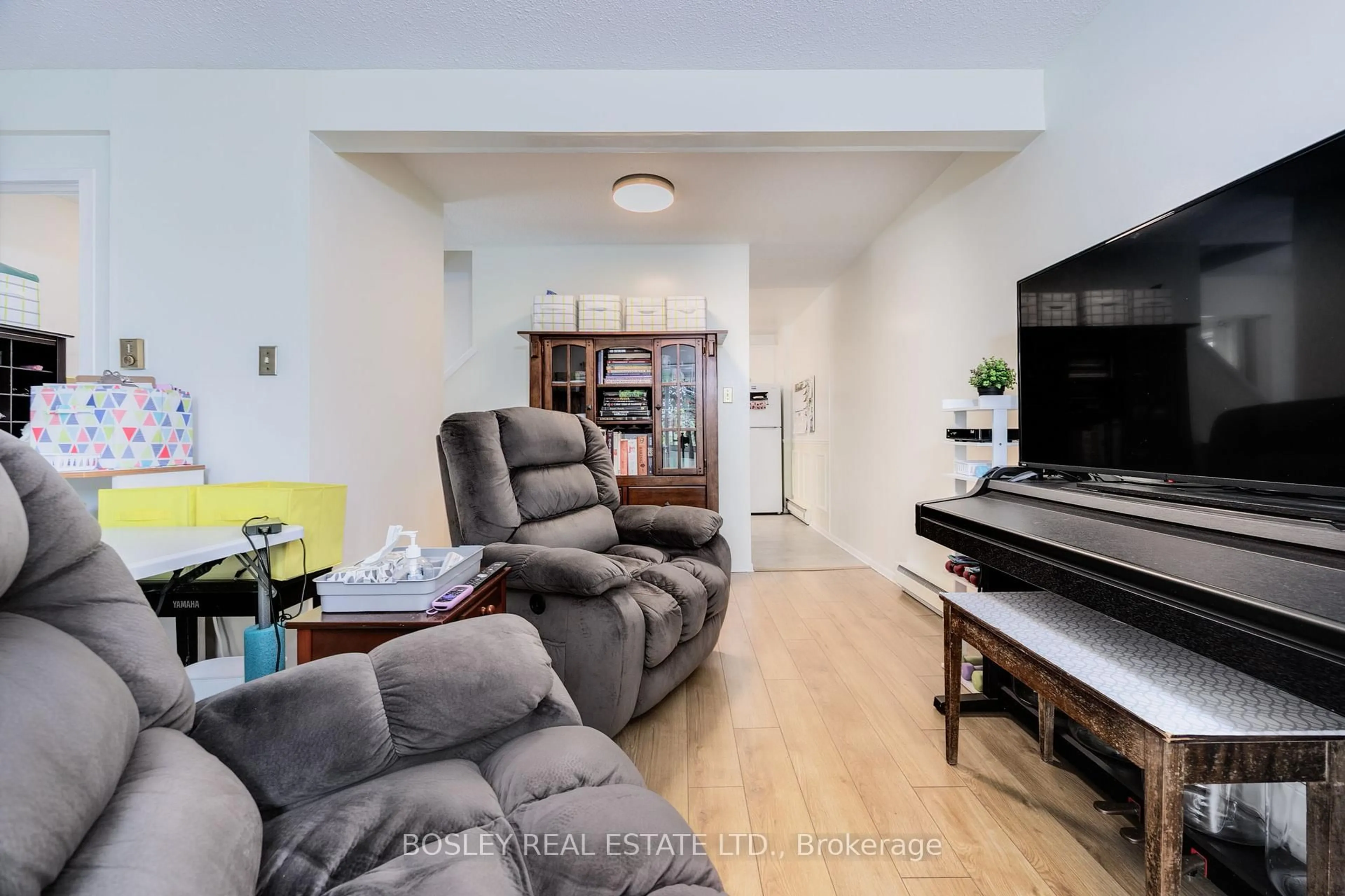 Living room with furniture, unknown for 16 Grand River Crt, Brampton Ontario L6S 2J8