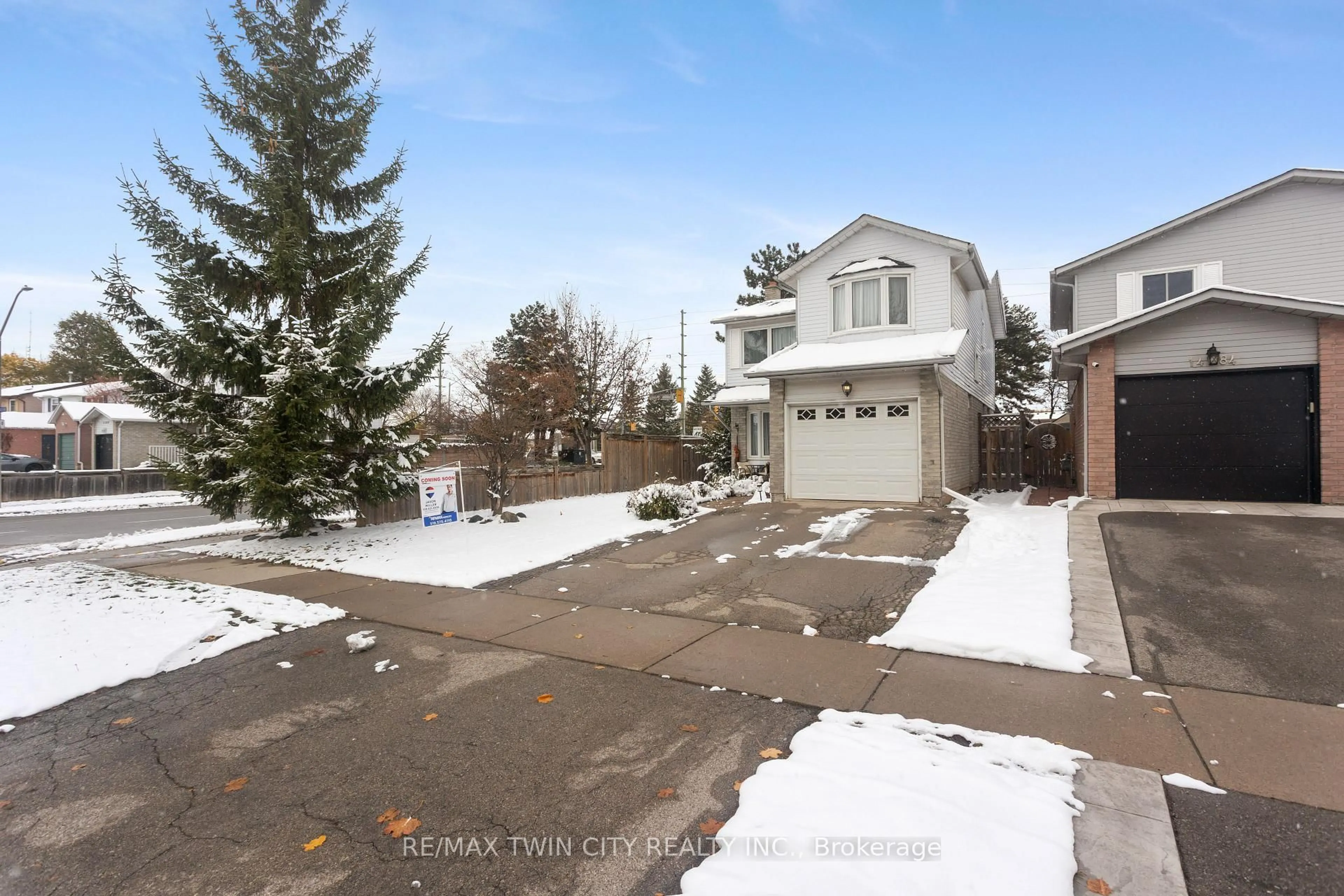 A pic from outside/outdoor area/front of a property/back of a property/a pic from drone, street for 1486 Reynolds Ave, Burlington Ontario L7M 3C1