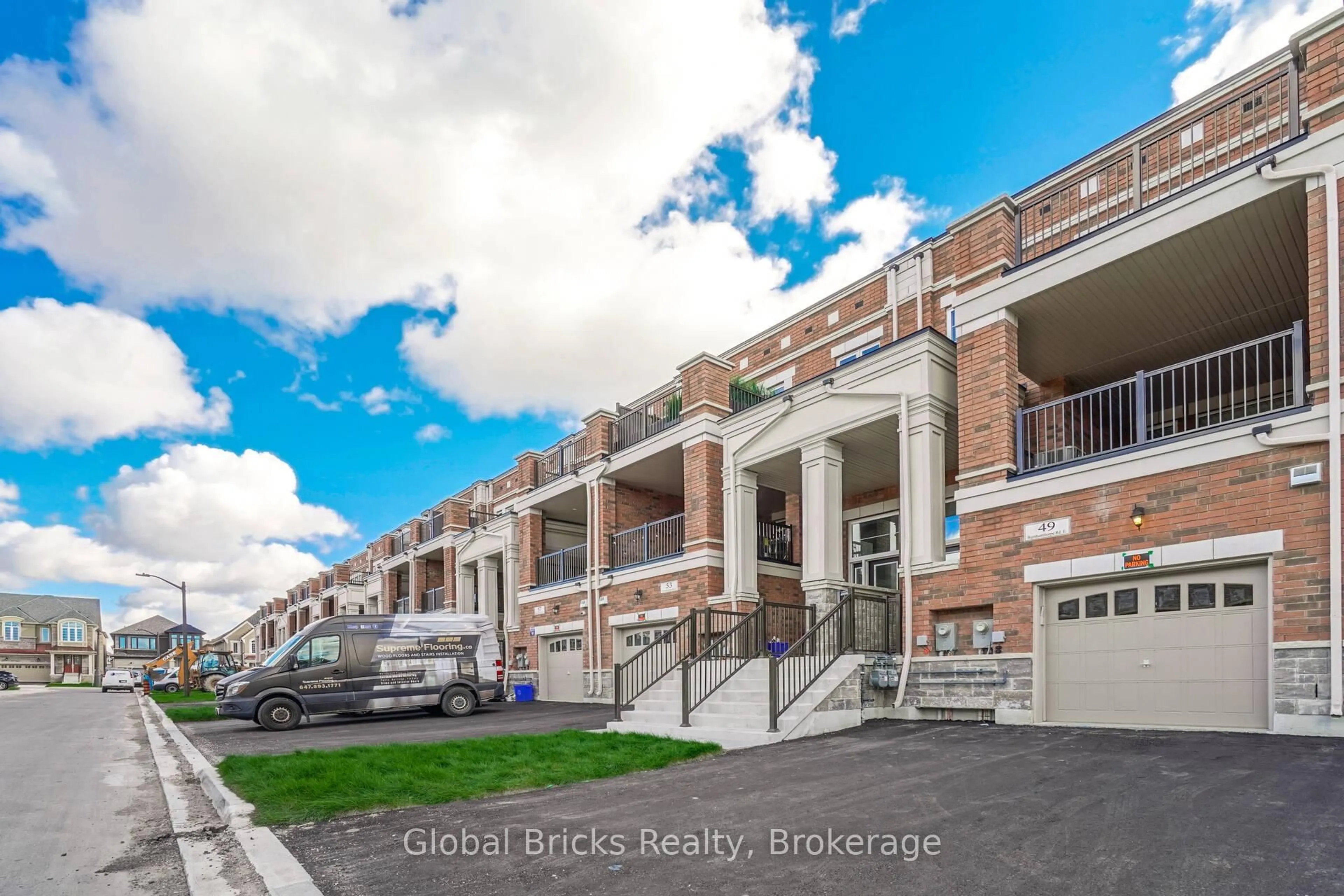 A pic from outside/outdoor area/front of a property/back of a property/a pic from drone, street for 49 Burnhamthorpe Rd, Oakville Ontario L6H 7C8