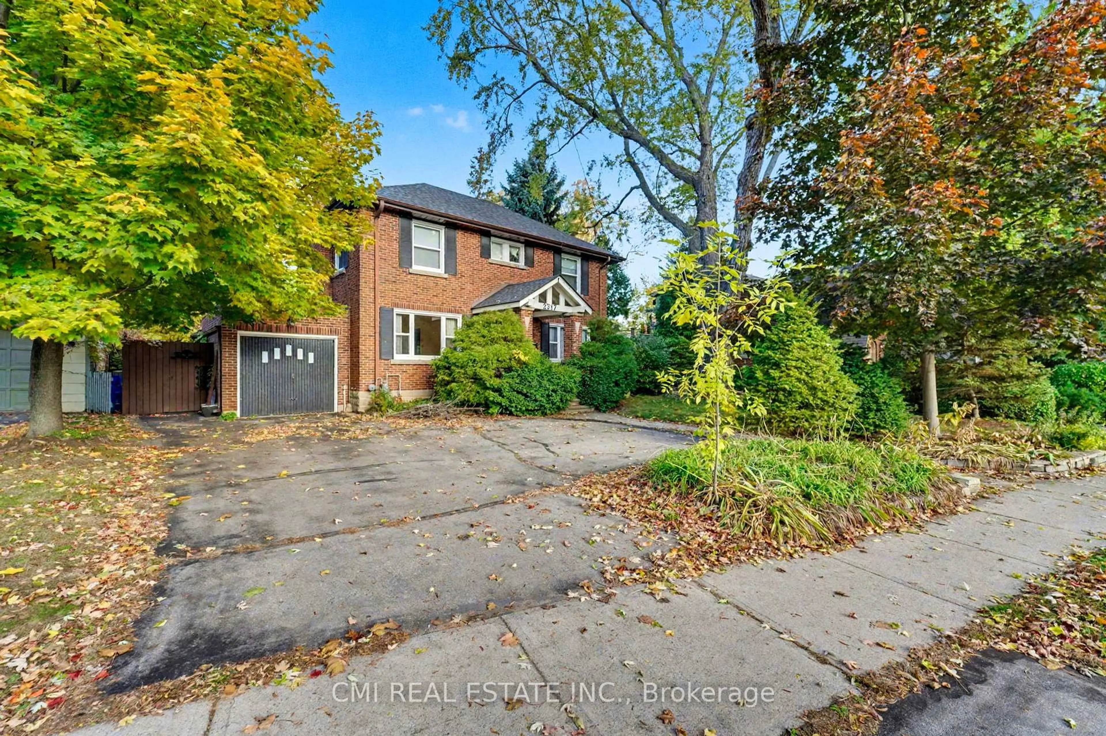 A pic from outside/outdoor area/front of a property/back of a property/a pic from drone, street for 2317 Lakeshore Rd, Burlington Ontario L7R 1B3